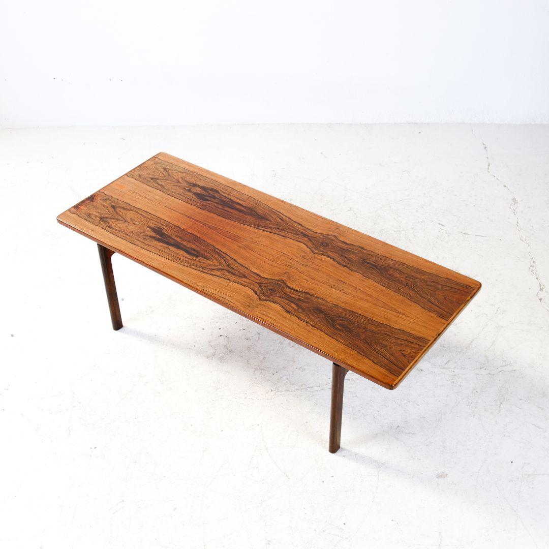 Mid-Century Modern Table basse en bois de rose du milieu du siècle en vente