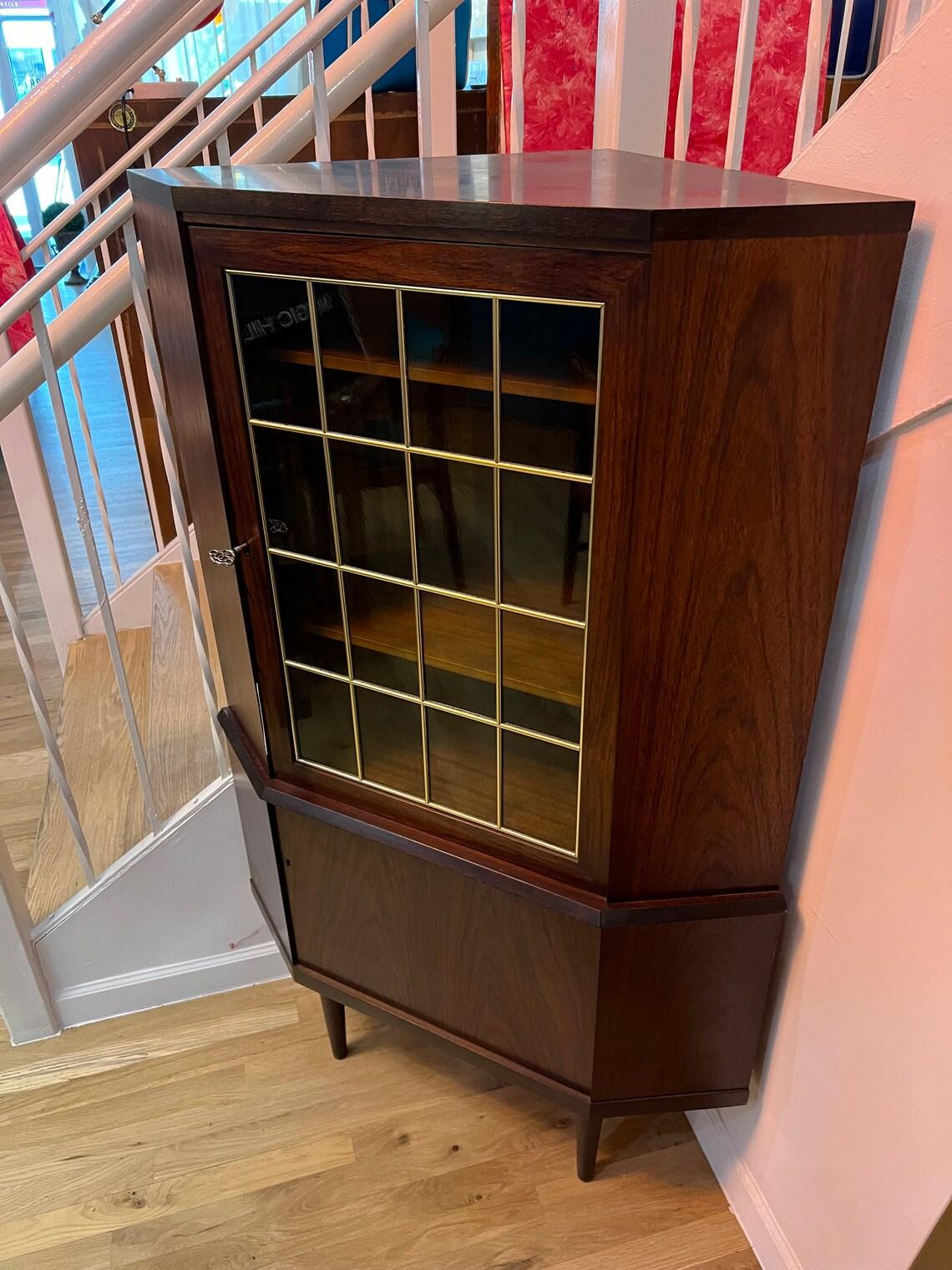 Mid Century Rosewood corner cabinet glass door In Good Condition For Sale In Hudson, NY