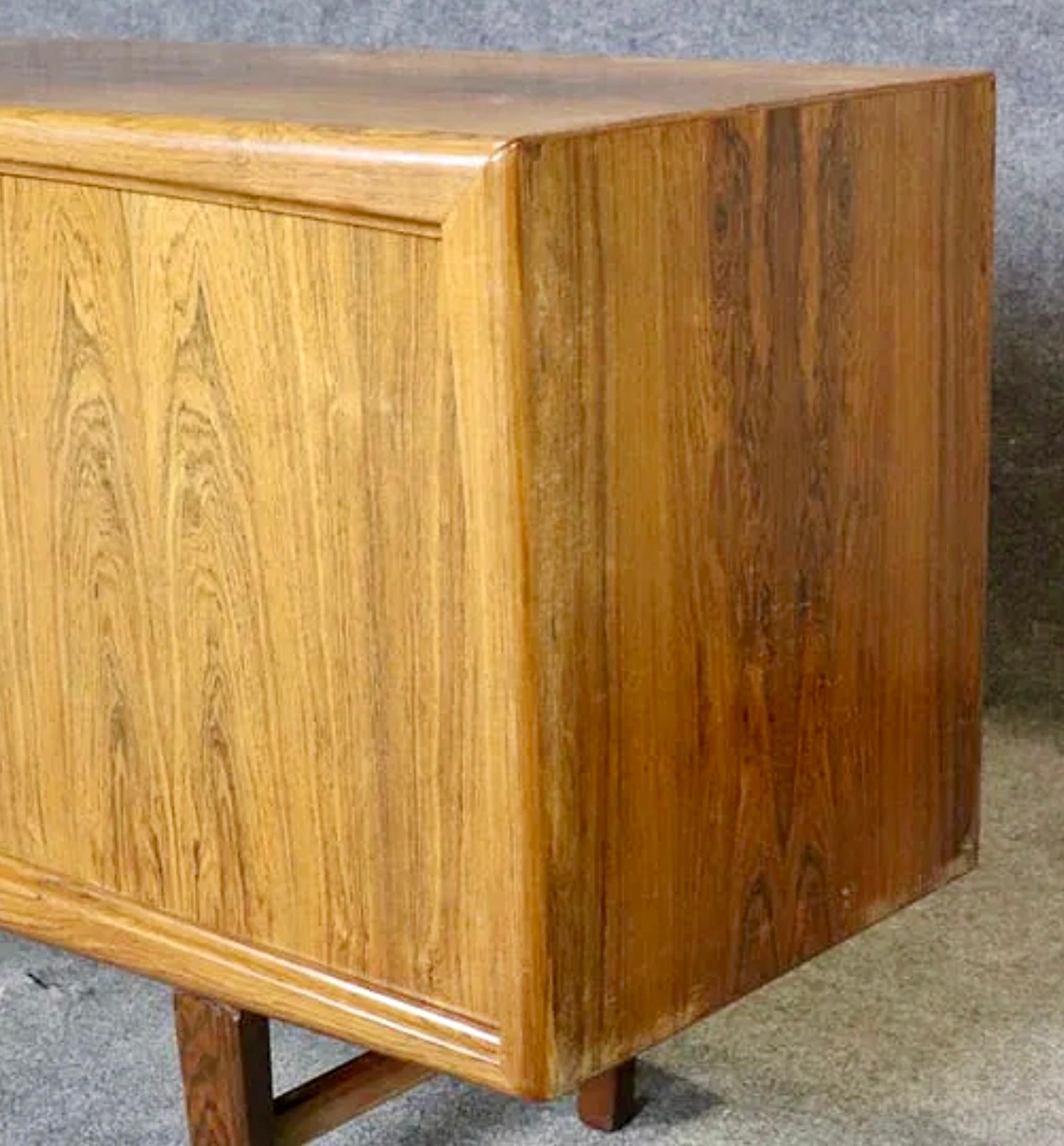 Server danese di metà secolo in palissandro In condizioni buone in vendita a Brooklyn, NY