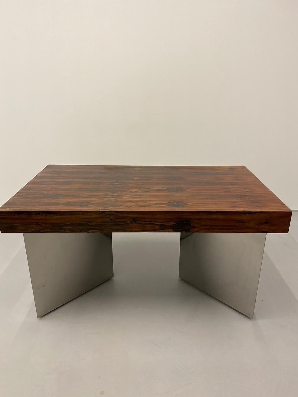 Monumentales Palisanderholz mit polierter Stahlblechverschluss als Chefschreiber. Schreibtisch mit, 1980er Jahre (Unbekannt) im Angebot