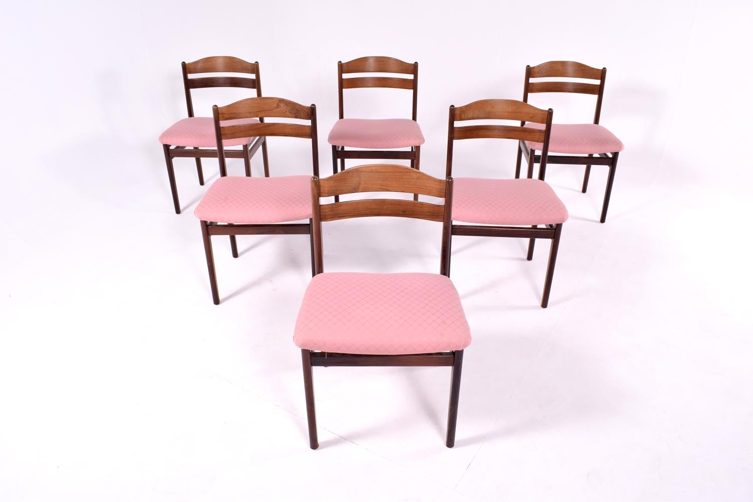 Midcentury set of 6 rosewood dining chairs and upholstered with fabric.
Comfortable back with a curved design and great woodwork, beautiful rosewood grain.
Upholstered in pink fabric.
 
