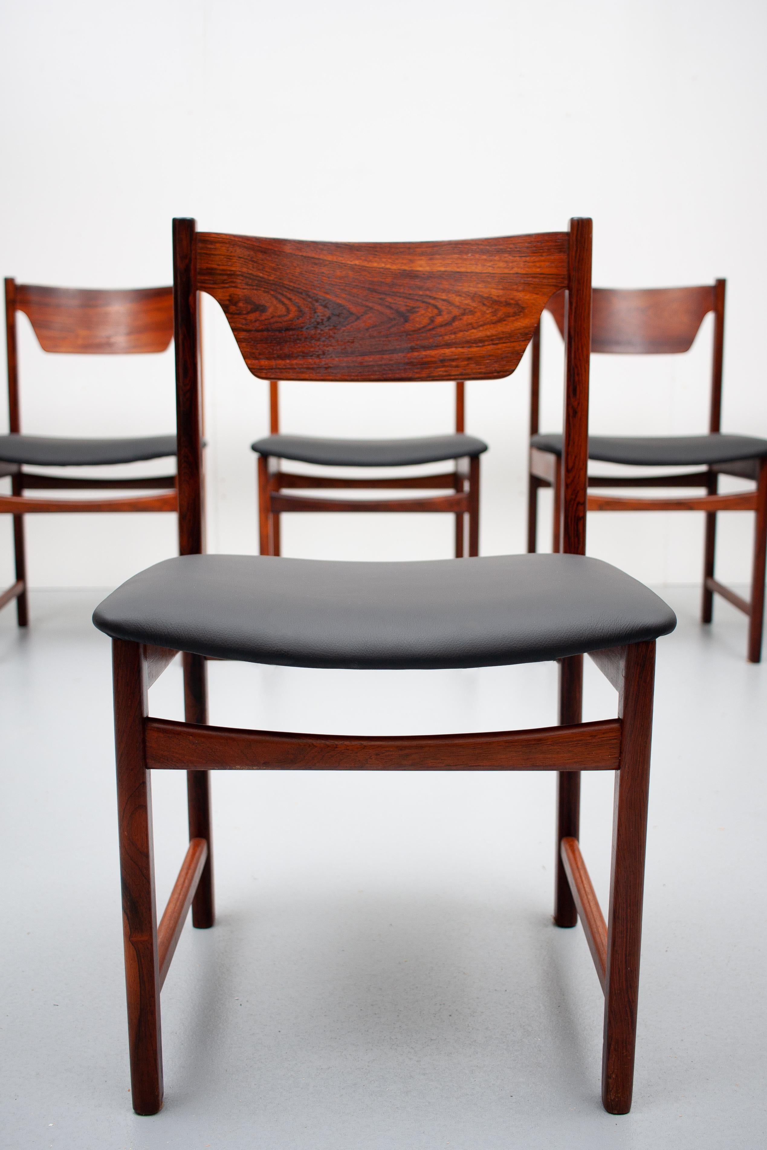 6 Beautiful solid wood dining chairs . All the seats are new reupholsters in a good quality 
Black leather . Very nice color  . Great looking chairs . Scandinavian 1960s 