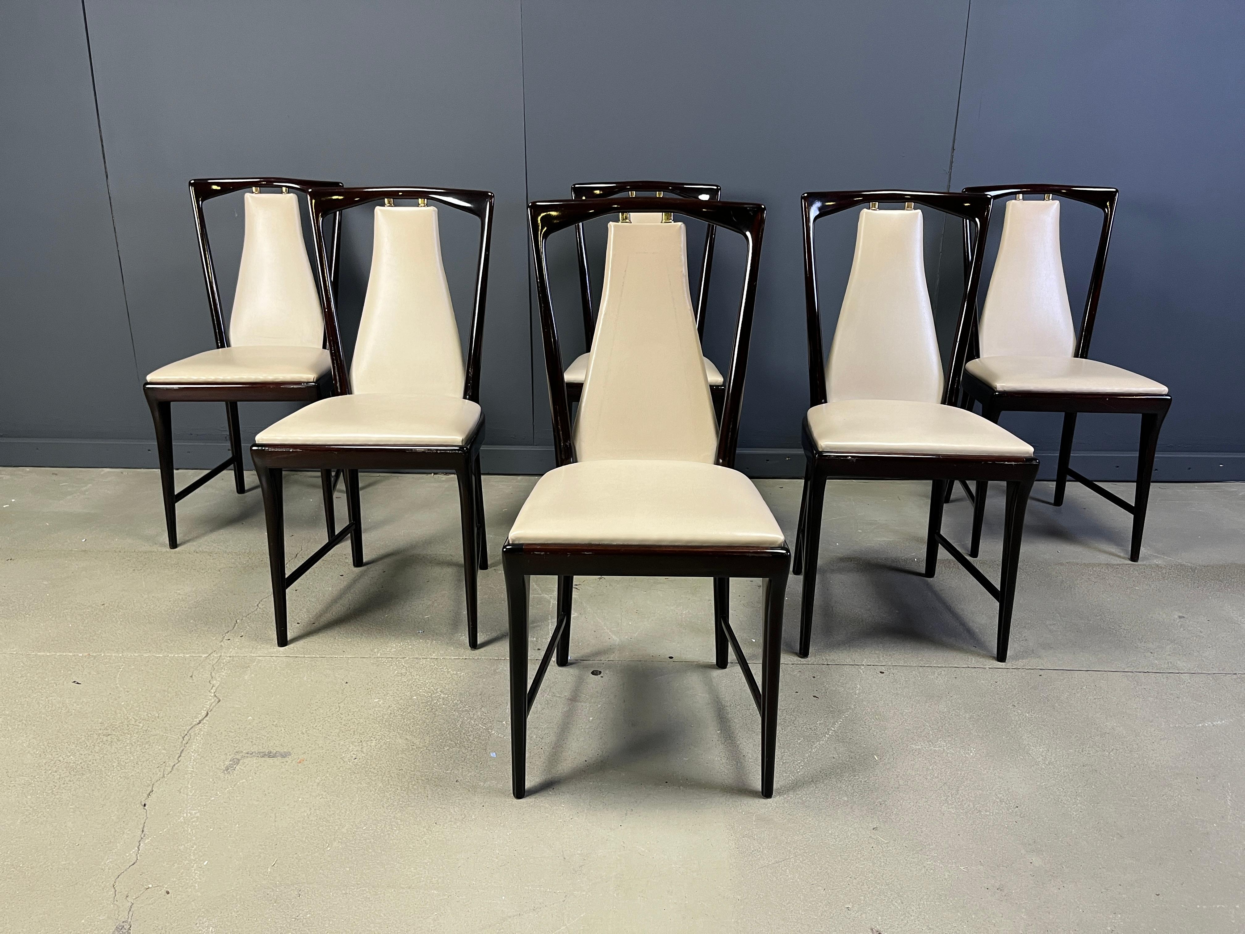Esszimmerstühle aus der Mitte des Jahrhunderts aus Palisander, Messing und Kunstleder von Osvaldo Borsani, entworfen und hergestellt in den 1950er Jahren.

Diese Stühle sind sehr gut erhalten und wurden direkt aus einem italienischen Haushalt