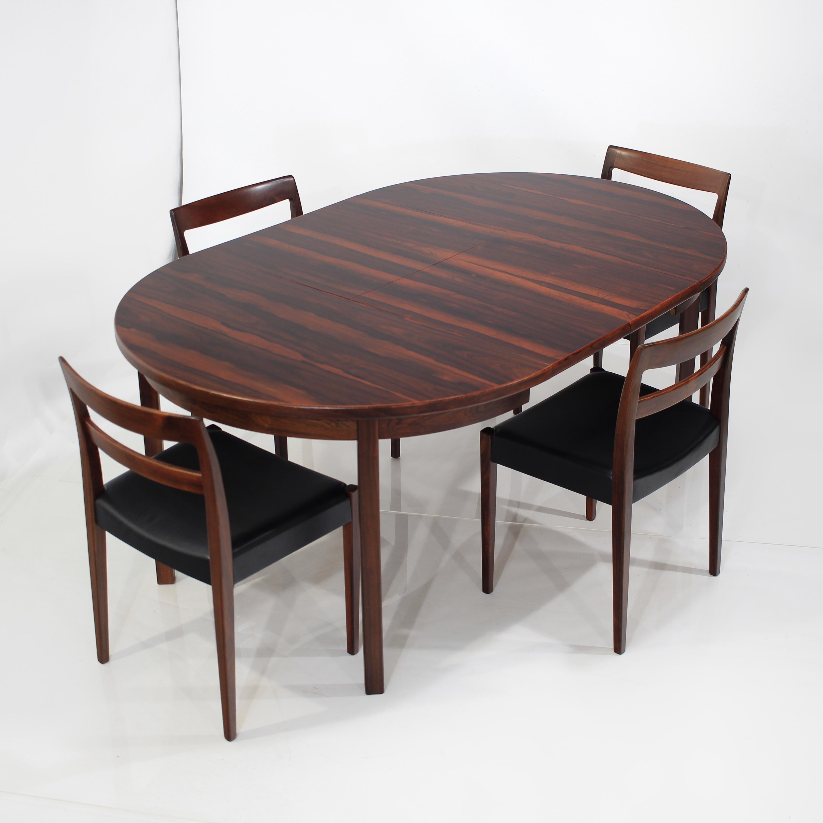 Presenting this wonderful rosewood dining set by Nils Jonsson for Troeds Bjarnum.

This dining set provides stunning visuals and consist of a rosewood expandable round table with two leaves. Leaves can store underneath the table.

The table has