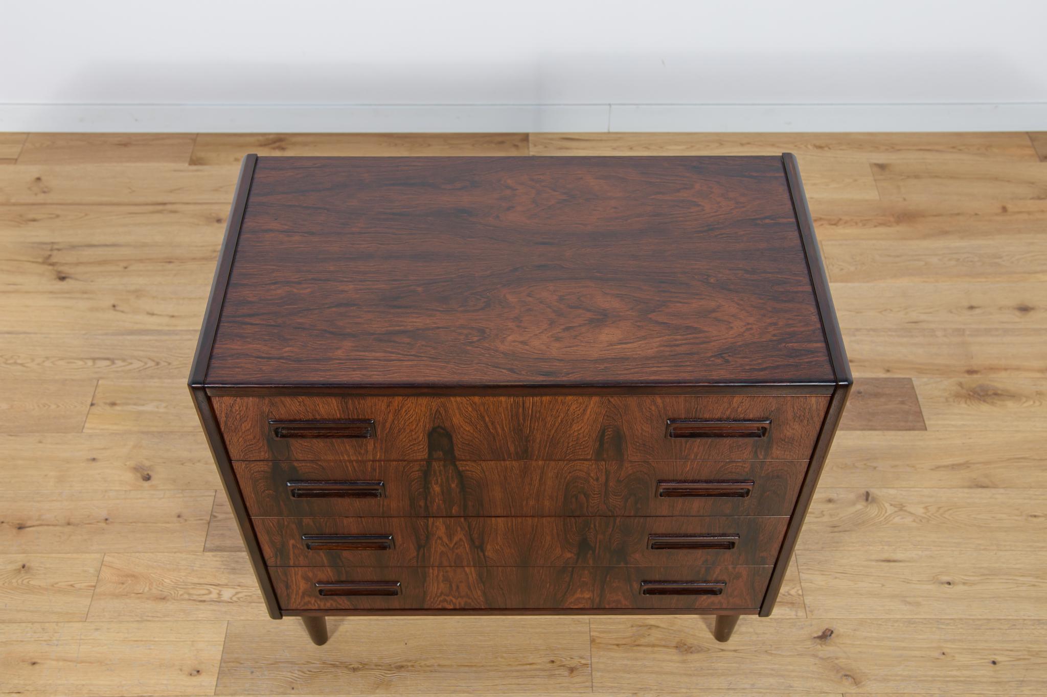 
Dresser designed by Eric Jensen and Juul Andersen for Westergaard Mobelfabrik in the 1960s in Denmark. The dresser consists of four drawers and has contoured handles. A piece of furniture made of rosewood with interesting graining. The furniture