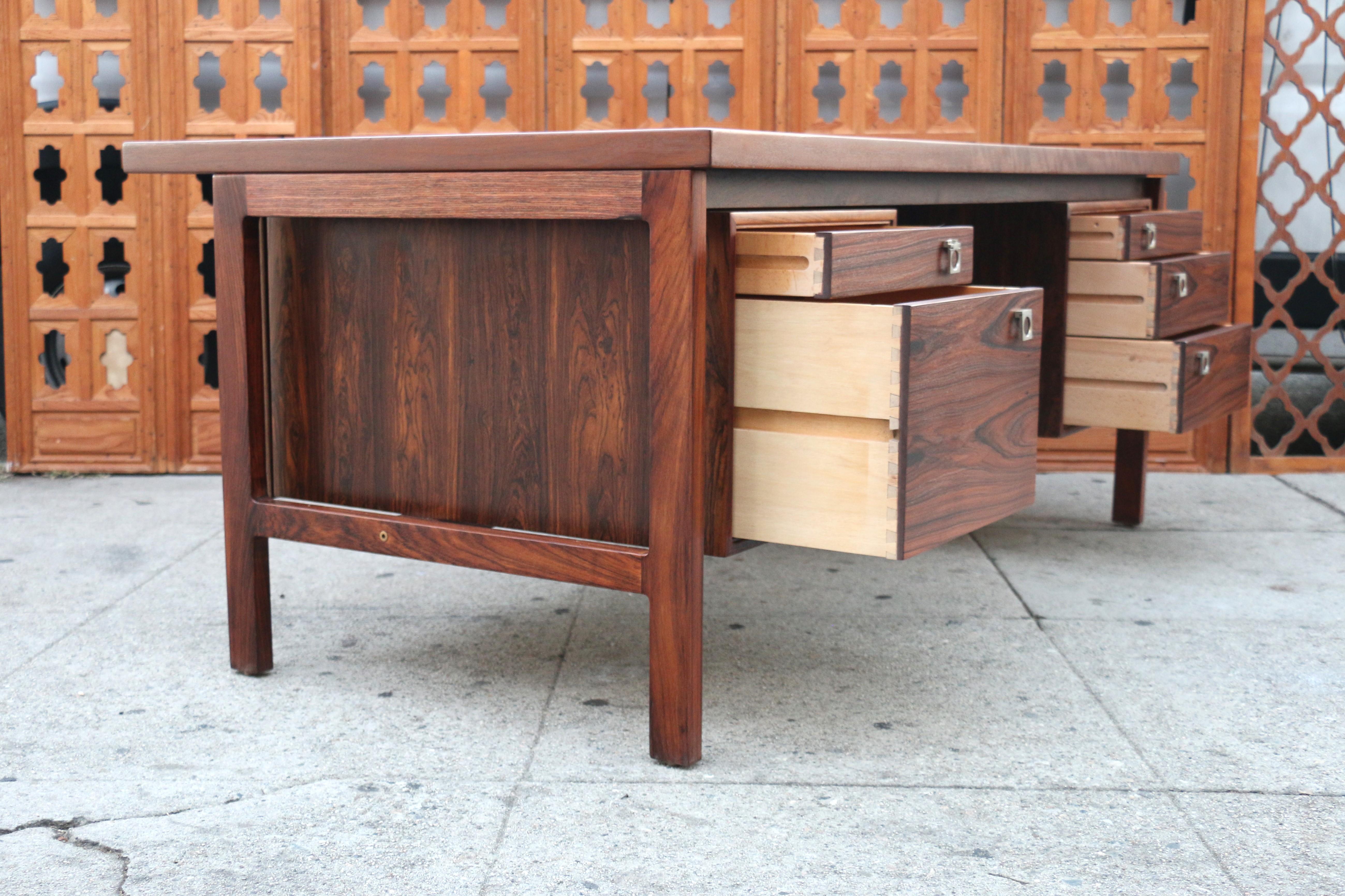 Scrivania direzionale in palissandro del Mid-Century di Arne Vodder, anni '70. in vendita 1