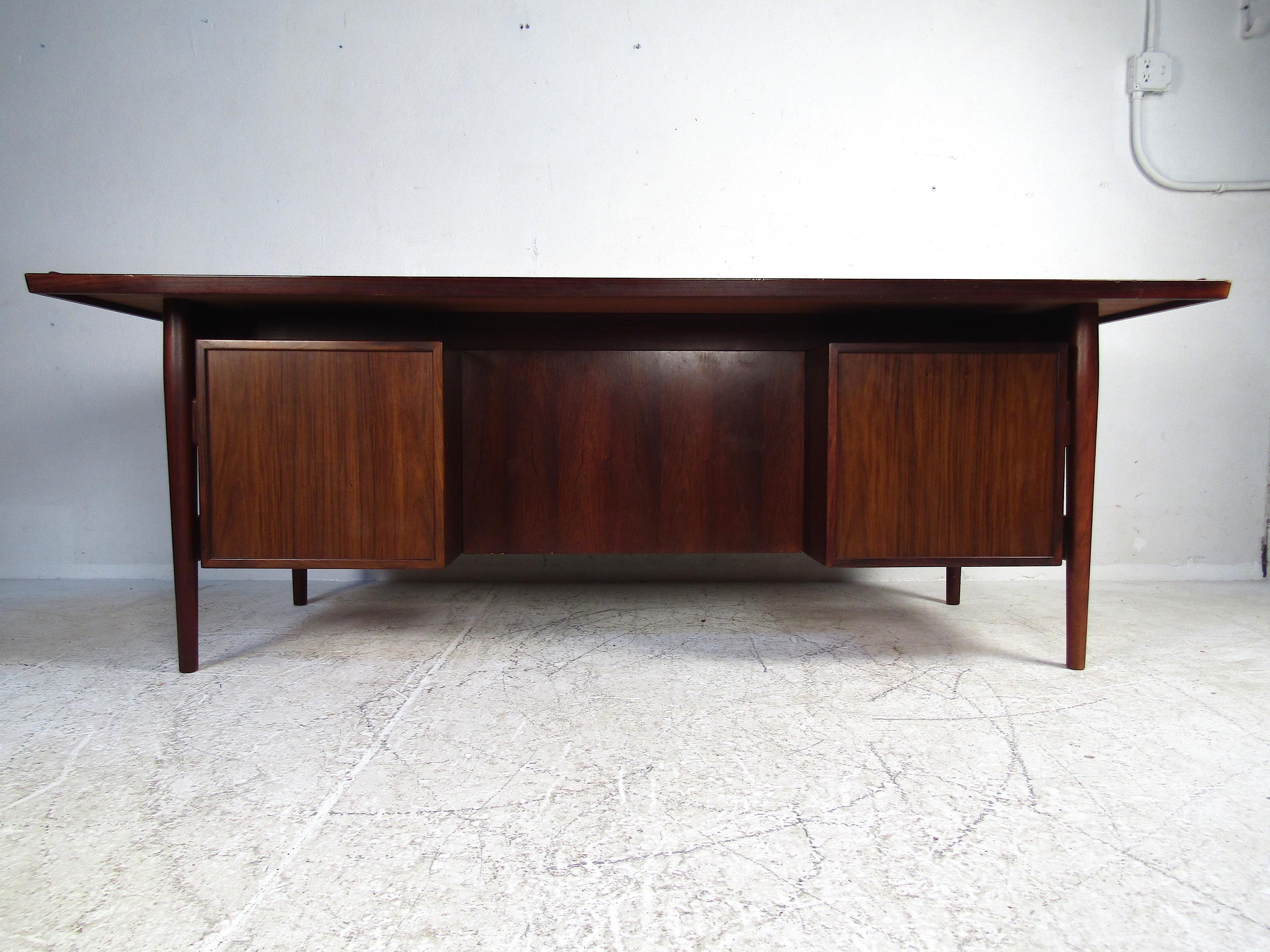 Midcentury Rosewood Executive Desk with Finished Back In Fair Condition In Brooklyn, NY