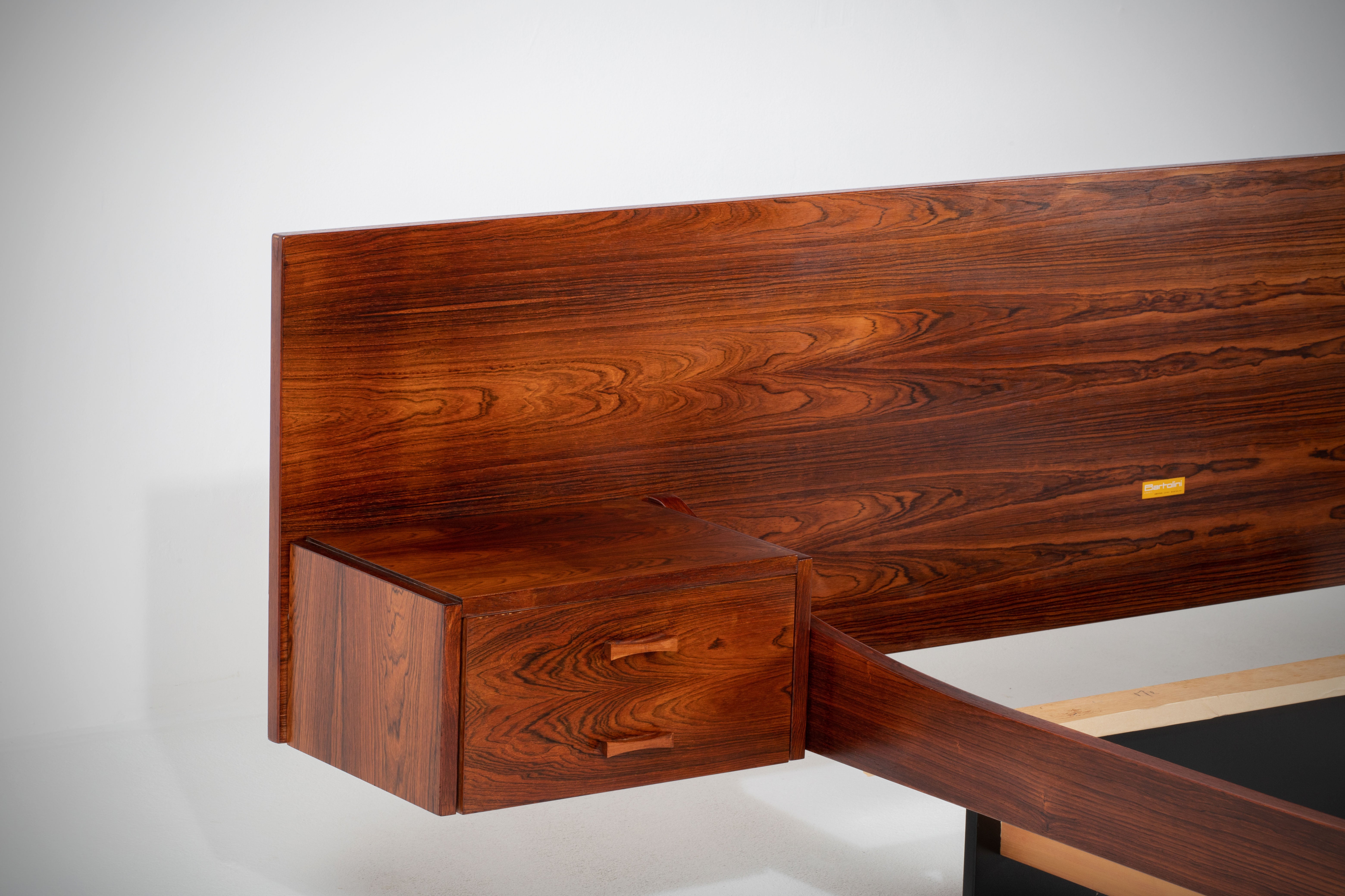 Luigi Bartolini, ein einflussreicher italienischer Möbeldesigner, schuf in den 1960er Jahren ein zeitloses Meisterwerk mit einem atemberaubenden Bettgestell und Kopfteil aus Palisanderholz. Das Bett verfügt über ein charakteristisches, schwebendes