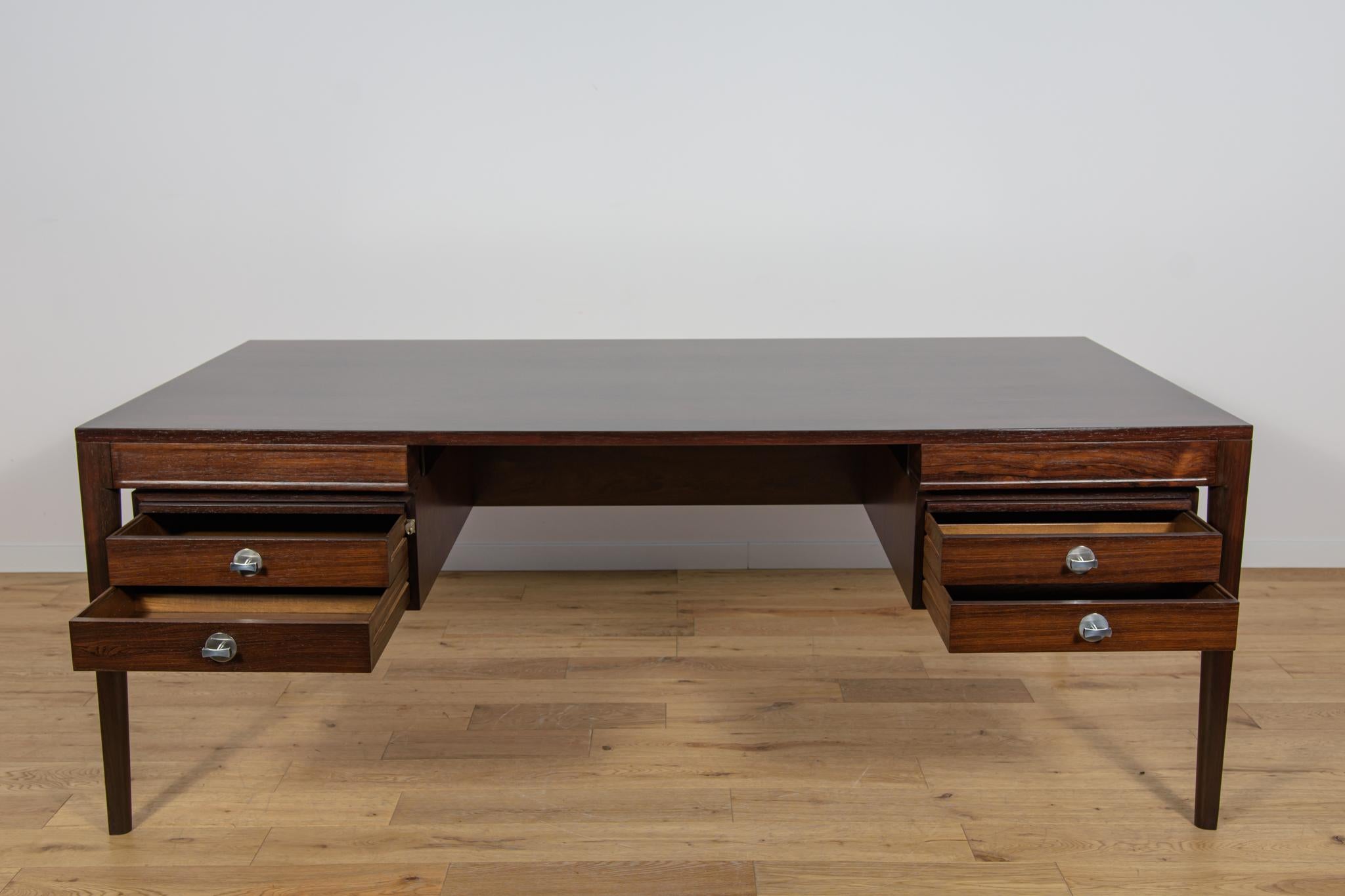 Freistehender Mid-Century-Schreibtisch aus Rosenholz FD 951 Modell Diplomat . im Angebot 2