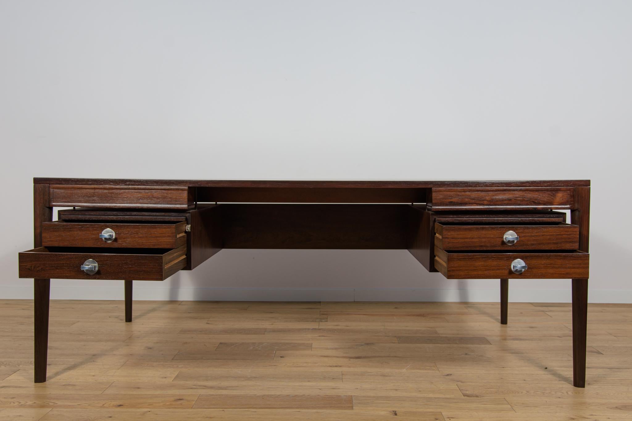 Freistehender Mid-Century-Schreibtisch aus Rosenholz FD 951 Modell Diplomat . im Angebot 3