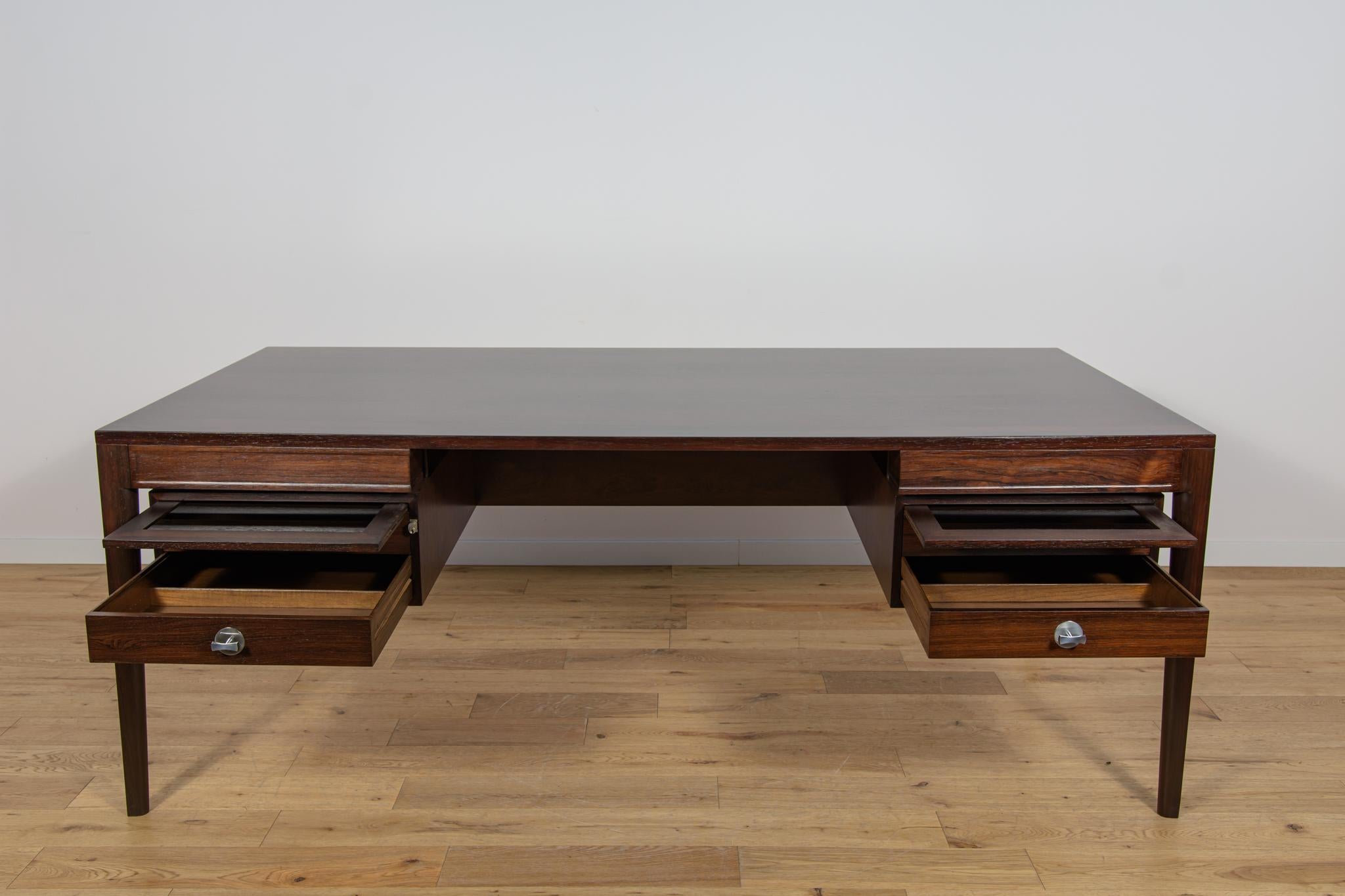 Freistehender Mid-Century-Schreibtisch aus Rosenholz FD 951 Modell Diplomat . im Angebot 4
