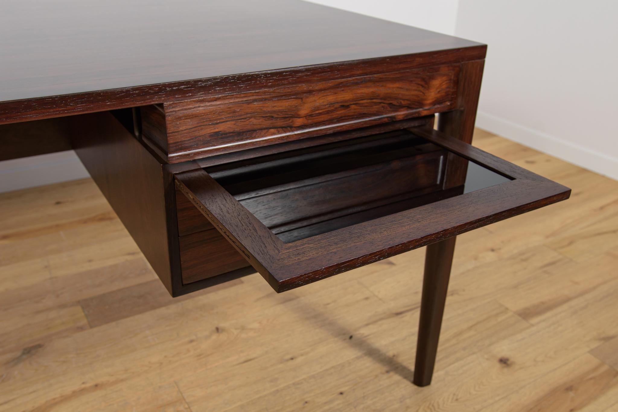 Freistehender Mid-Century-Schreibtisch aus Rosenholz FD 951 Modell Diplomat . im Angebot 5