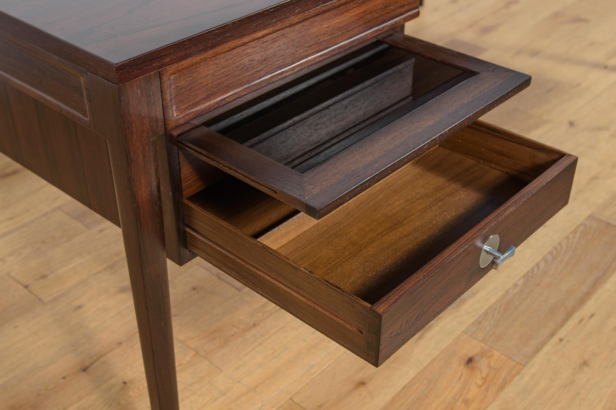 Freistehender Mid-Century-Schreibtisch aus Rosenholz FD 951 Modell Diplomat . im Angebot 6