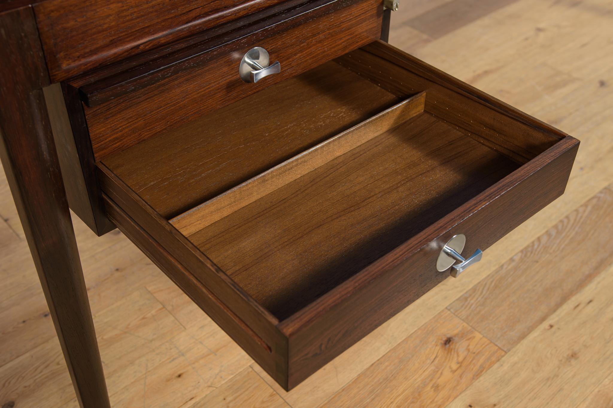 Freistehender Mid-Century-Schreibtisch aus Rosenholz FD 951 Modell Diplomat . im Angebot 7
