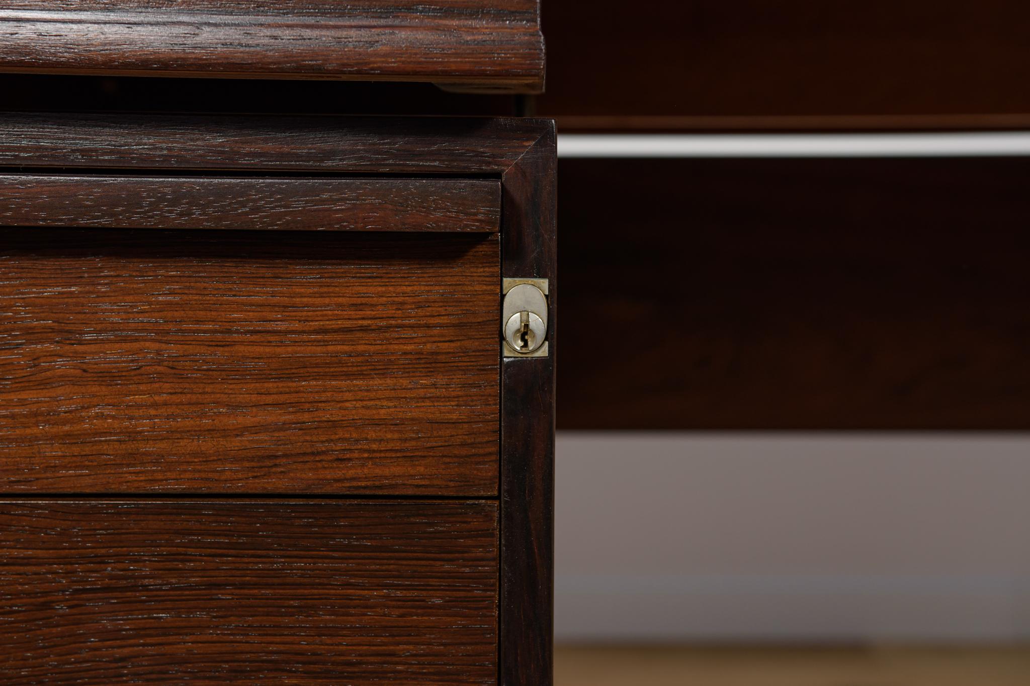 Freistehender Mid-Century-Schreibtisch aus Rosenholz FD 951 Modell Diplomat . im Angebot 11