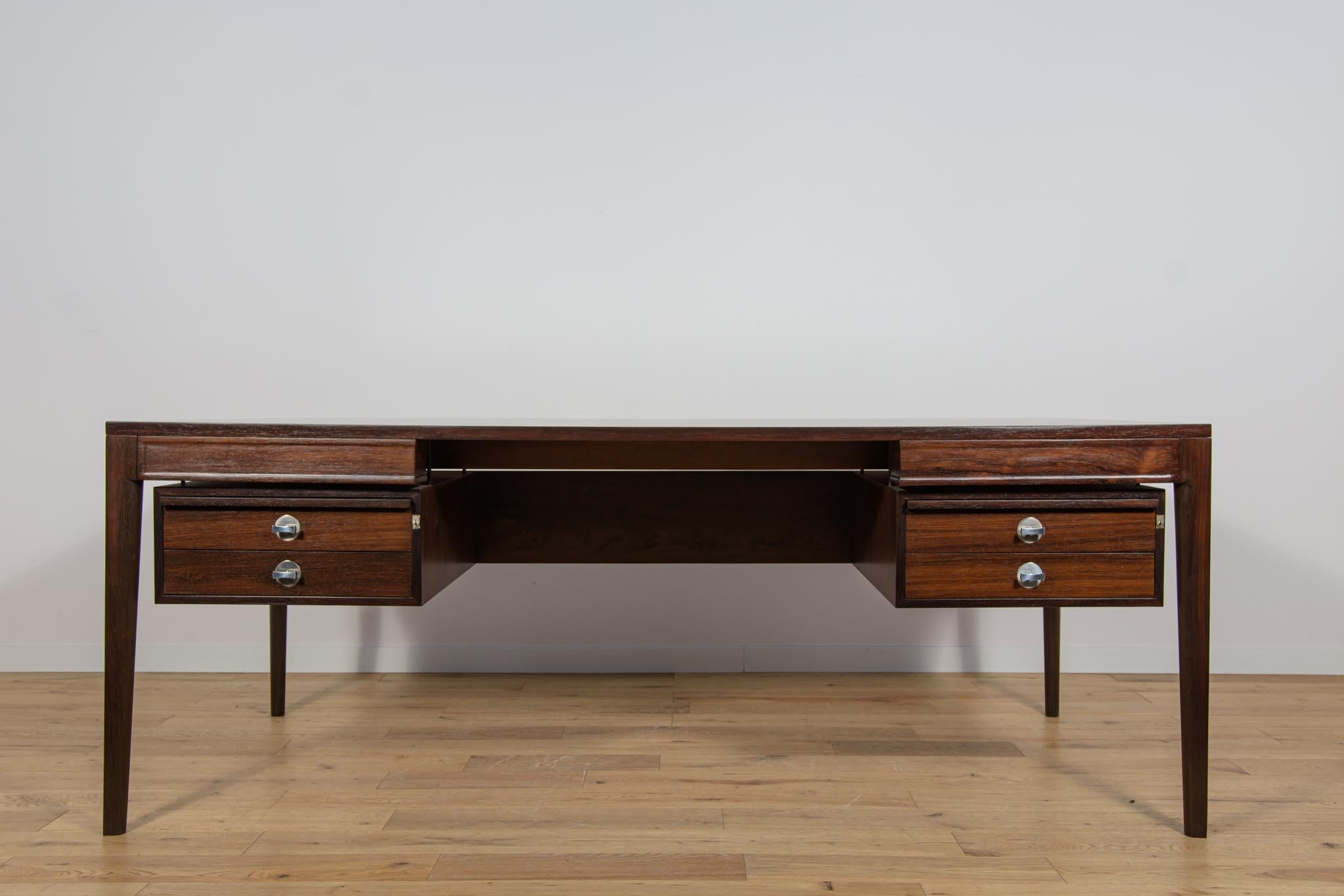 Freistehender Mid-Century-Schreibtisch aus Rosenholz FD 951 Modell Diplomat . (Moderne der Mitte des Jahrhunderts) im Angebot