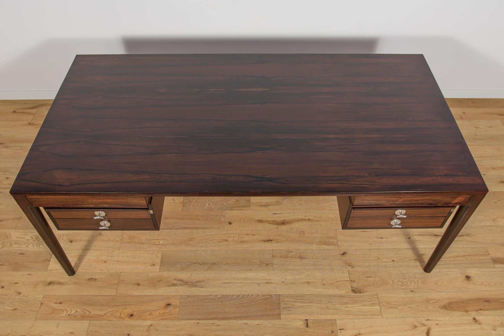 Freistehender Mid-Century-Schreibtisch aus Rosenholz FD 951 Modell Diplomat . (Dänisch) im Angebot