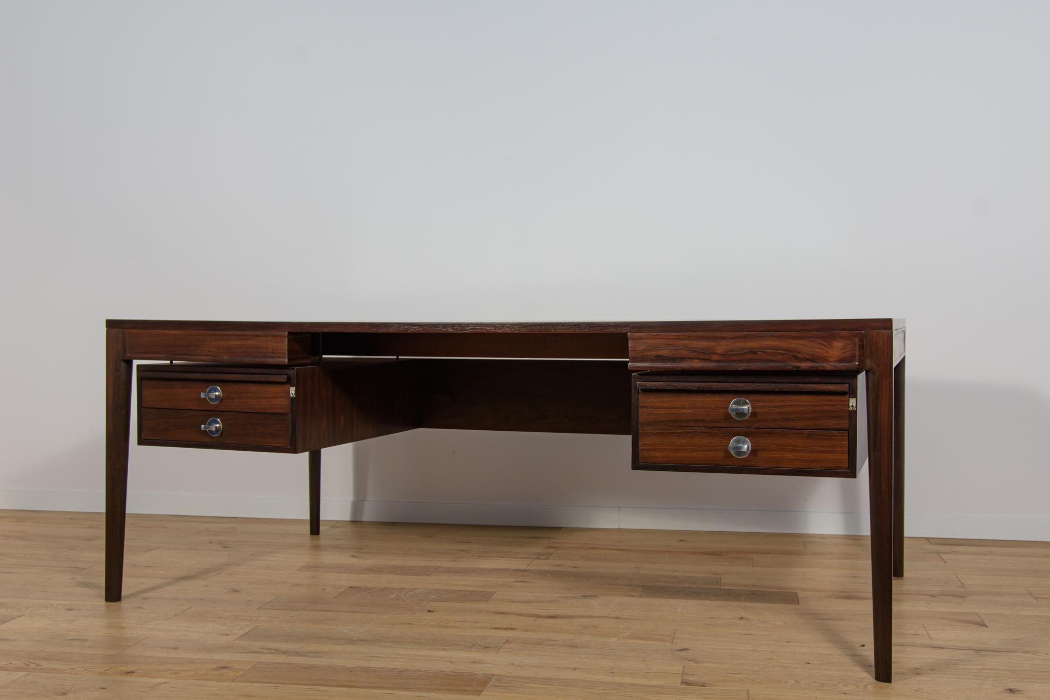 Freistehender Mid-Century-Schreibtisch aus Rosenholz FD 951 Modell Diplomat . (Holzarbeit) im Angebot