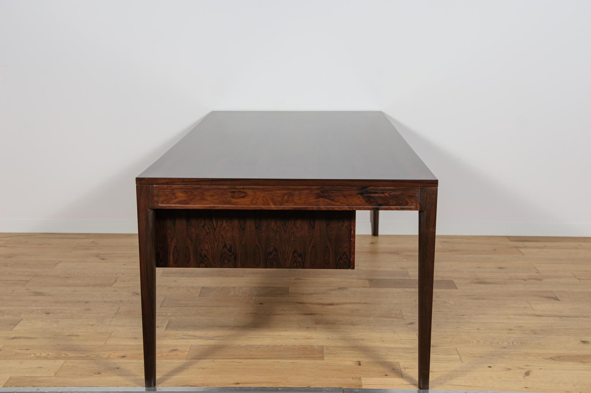 Freistehender Mid-Century-Schreibtisch aus Rosenholz FD 951 Modell Diplomat . im Zustand „Hervorragend“ im Angebot in GNIEZNO, 30