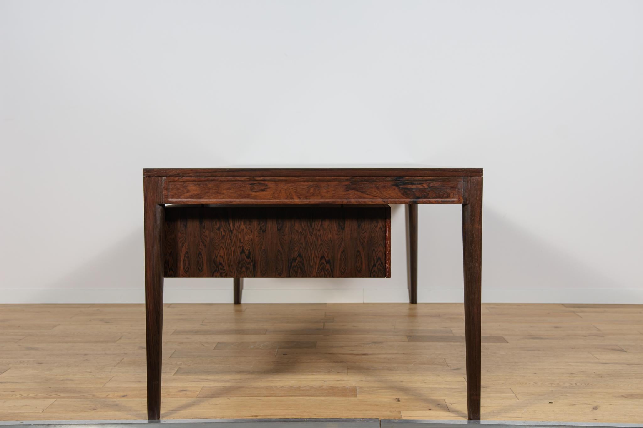 Freistehender Mid-Century-Schreibtisch aus Rosenholz FD 951 Modell Diplomat . (Mitte des 20. Jahrhunderts) im Angebot