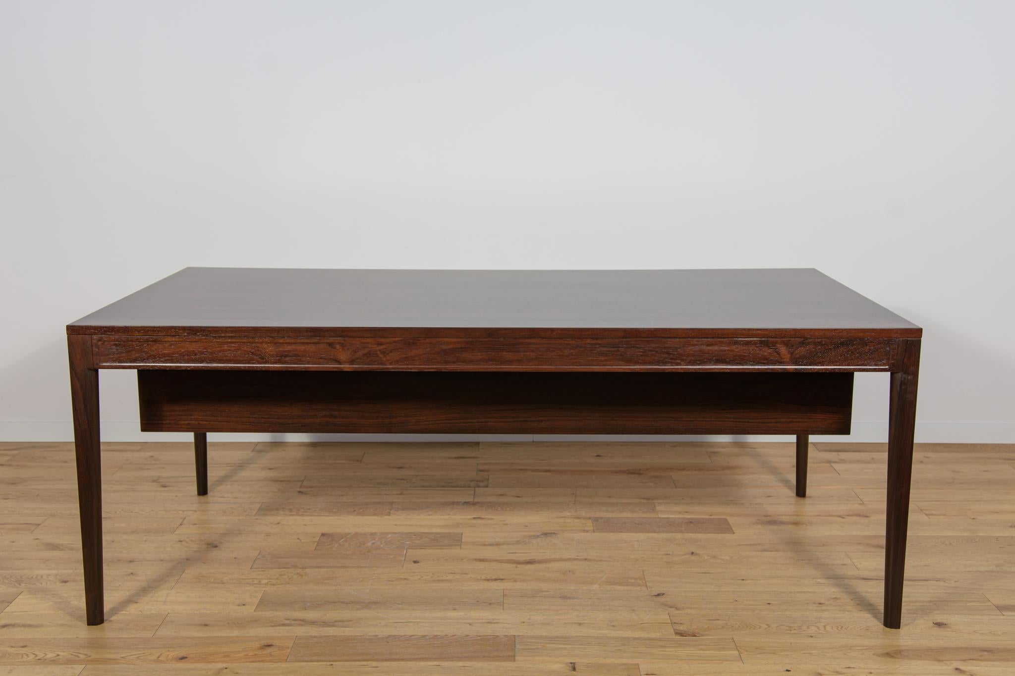 Freistehender Mid-Century-Schreibtisch aus Rosenholz FD 951 Modell Diplomat . (Stahl) im Angebot
