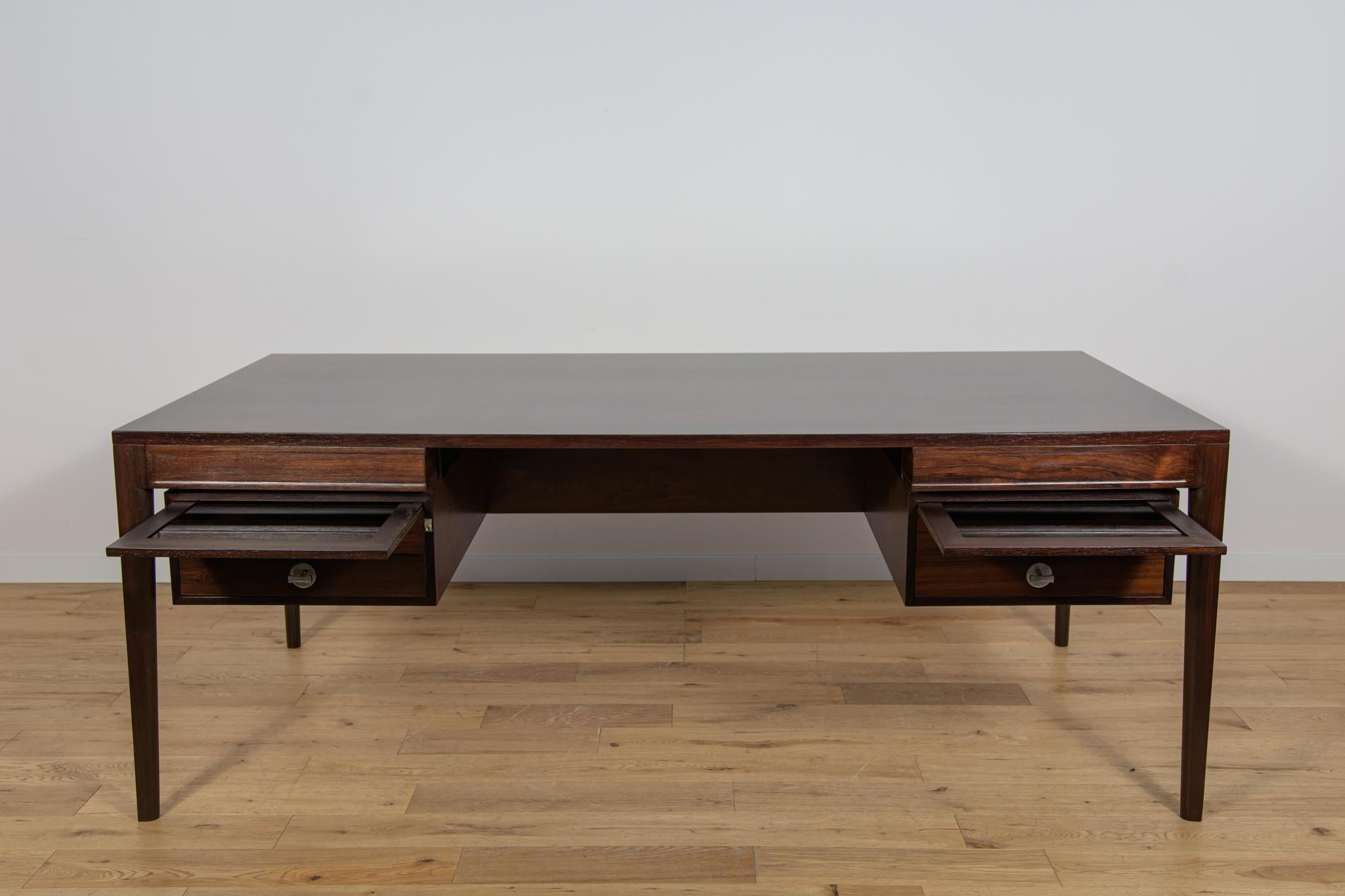 Freistehender Mid-Century-Schreibtisch aus Rosenholz FD 951 Modell Diplomat . im Angebot 1