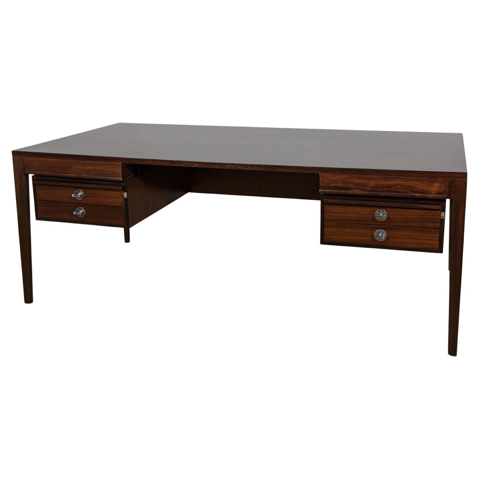 Freistehender Mid-Century-Schreibtisch aus Rosenholz FD 951 Modell Diplomat .