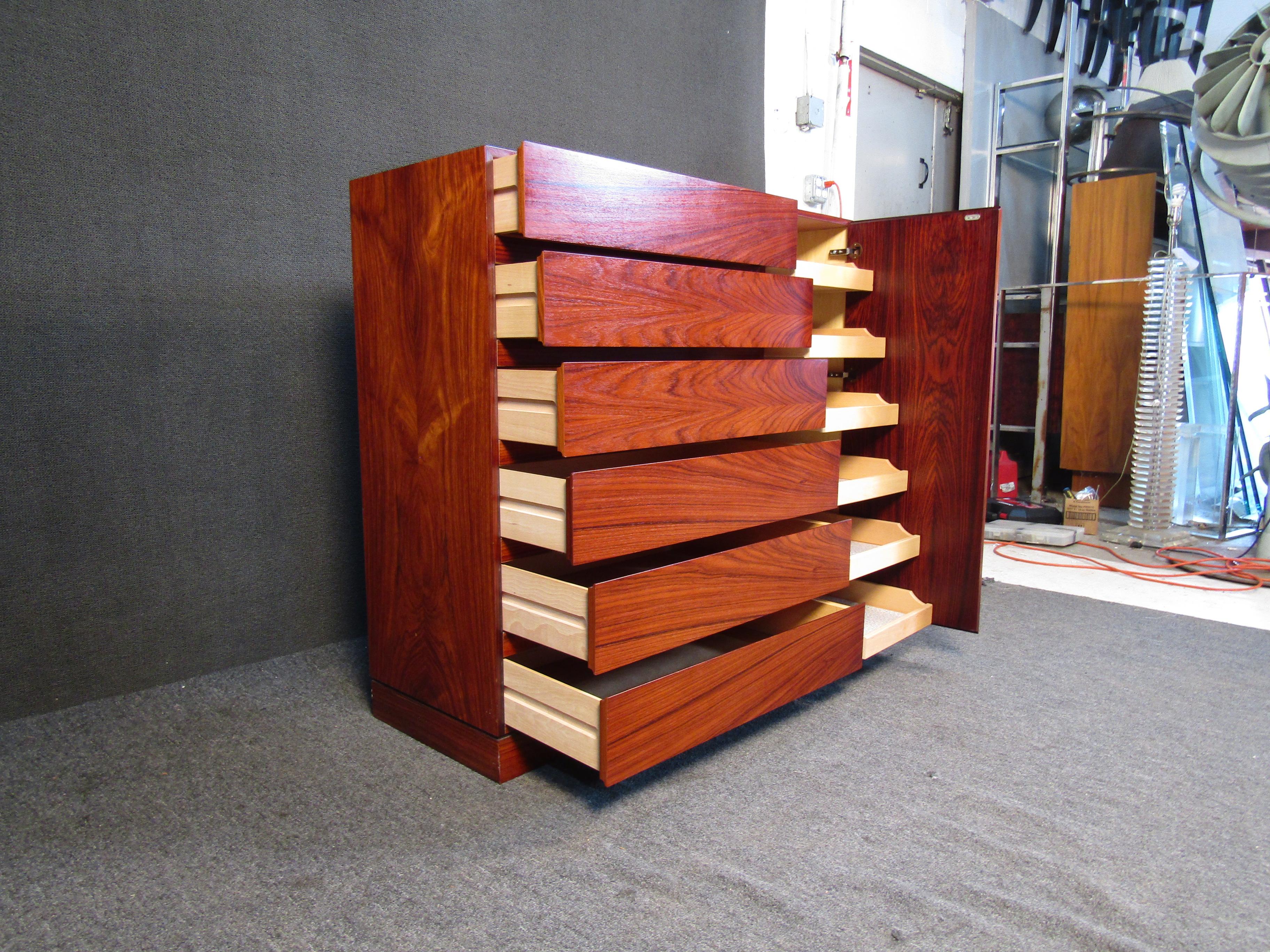 Mid-Century Rosewood Highboy Dresser For Sale 5