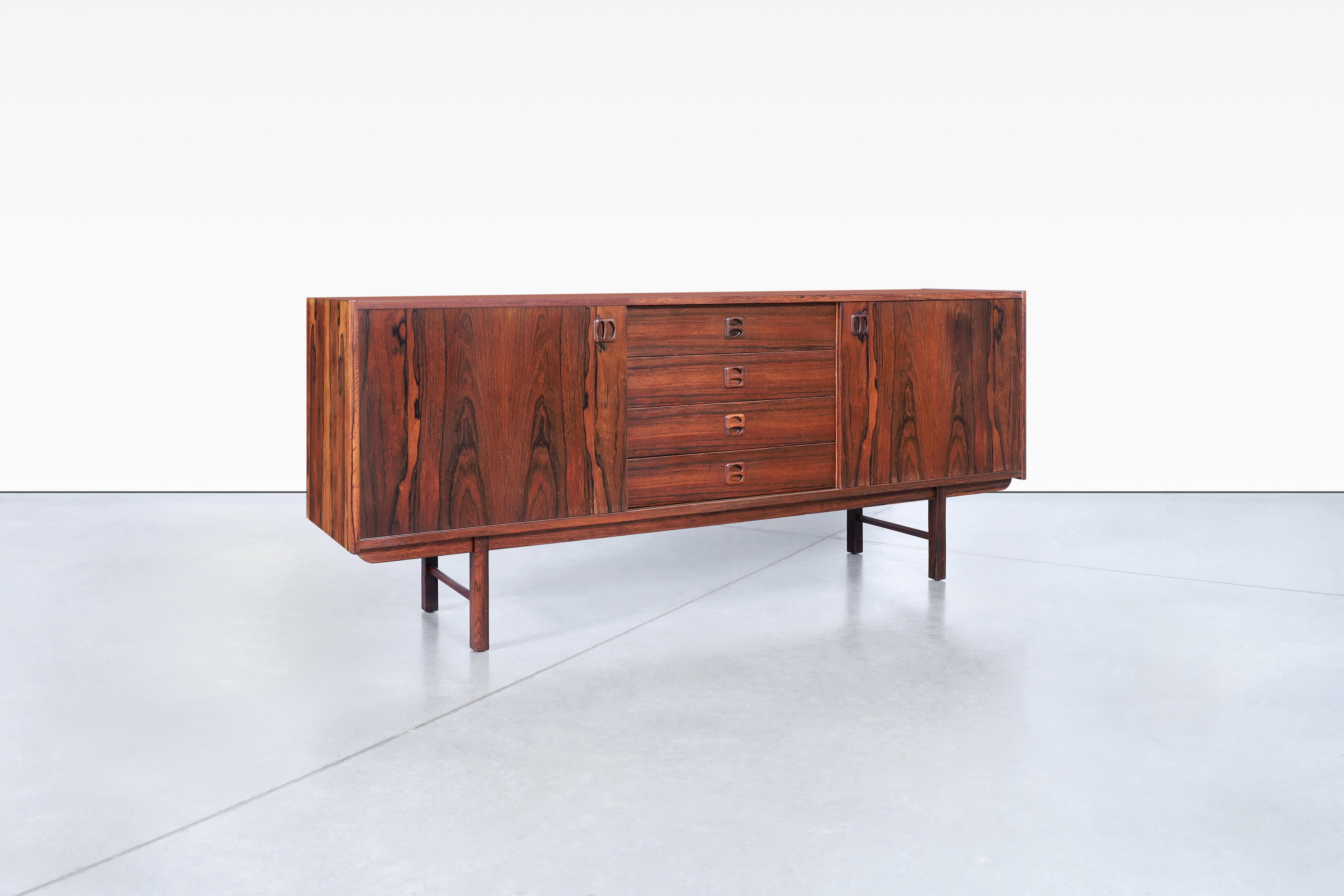 Ce buffet en bois de rose du milieu du siècle, créé par Erik Wortz pour Ikea Möbel, est une véritable représentation du design scandinave intemporel. Datant des années 1960, cette pièce fait partie de la collection emblématique Ladoga, ce qui en