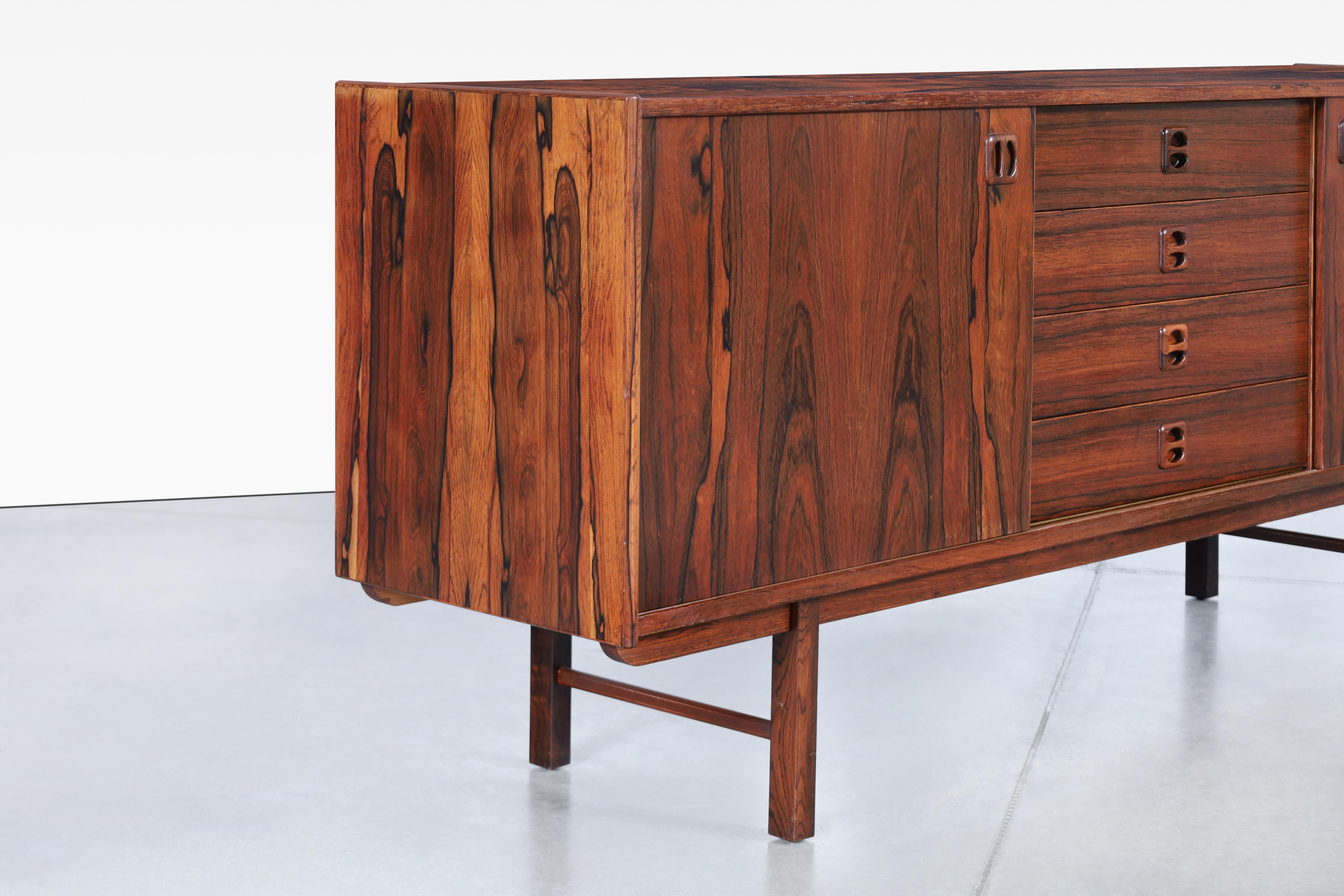 Mid-Century Modern Enfilade Ladoga en bois de rose du milieu du siècle dernier par Erik Wortz en vente