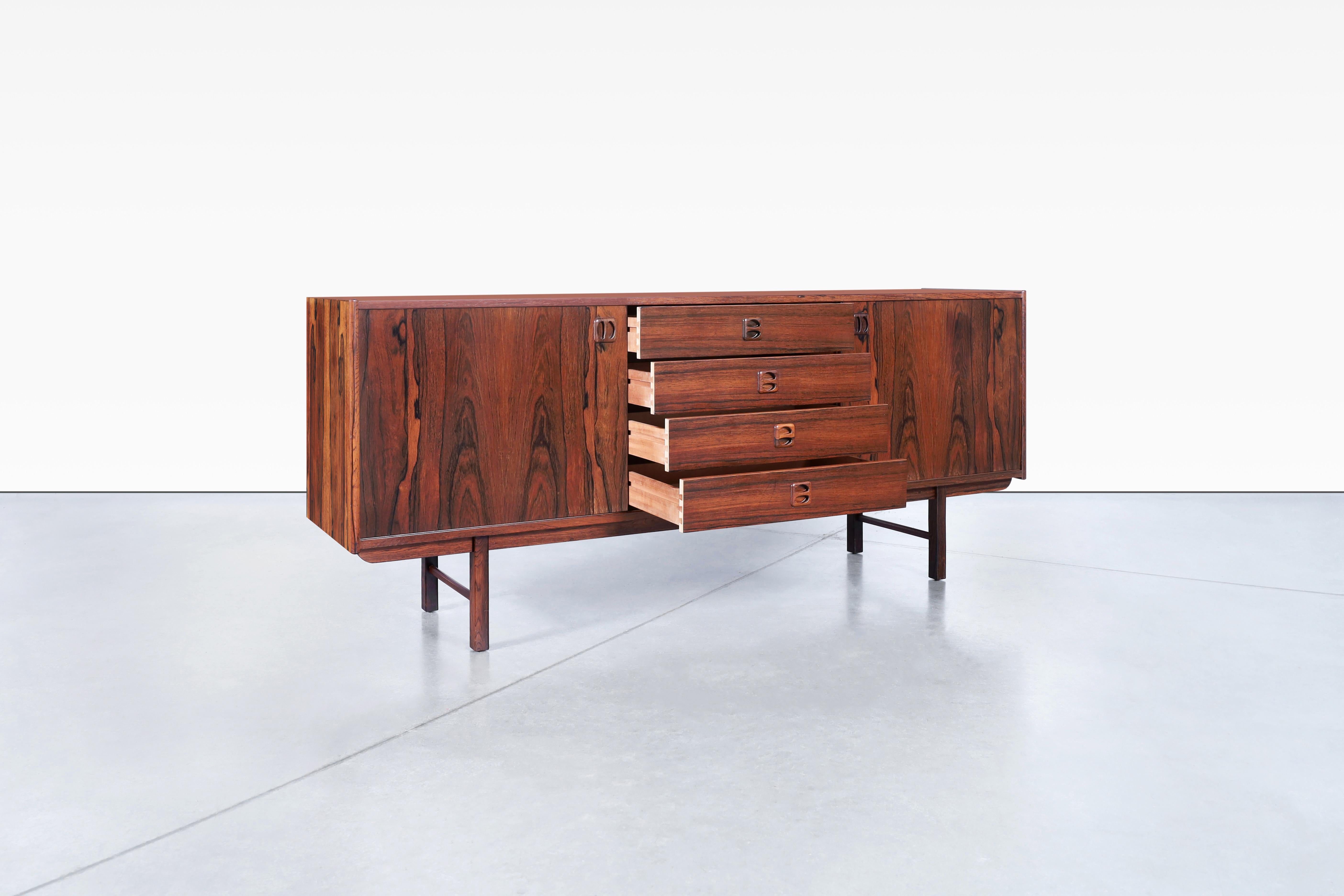 Suédois Enfilade Ladoga en bois de rose du milieu du siècle dernier par Erik Wortz en vente