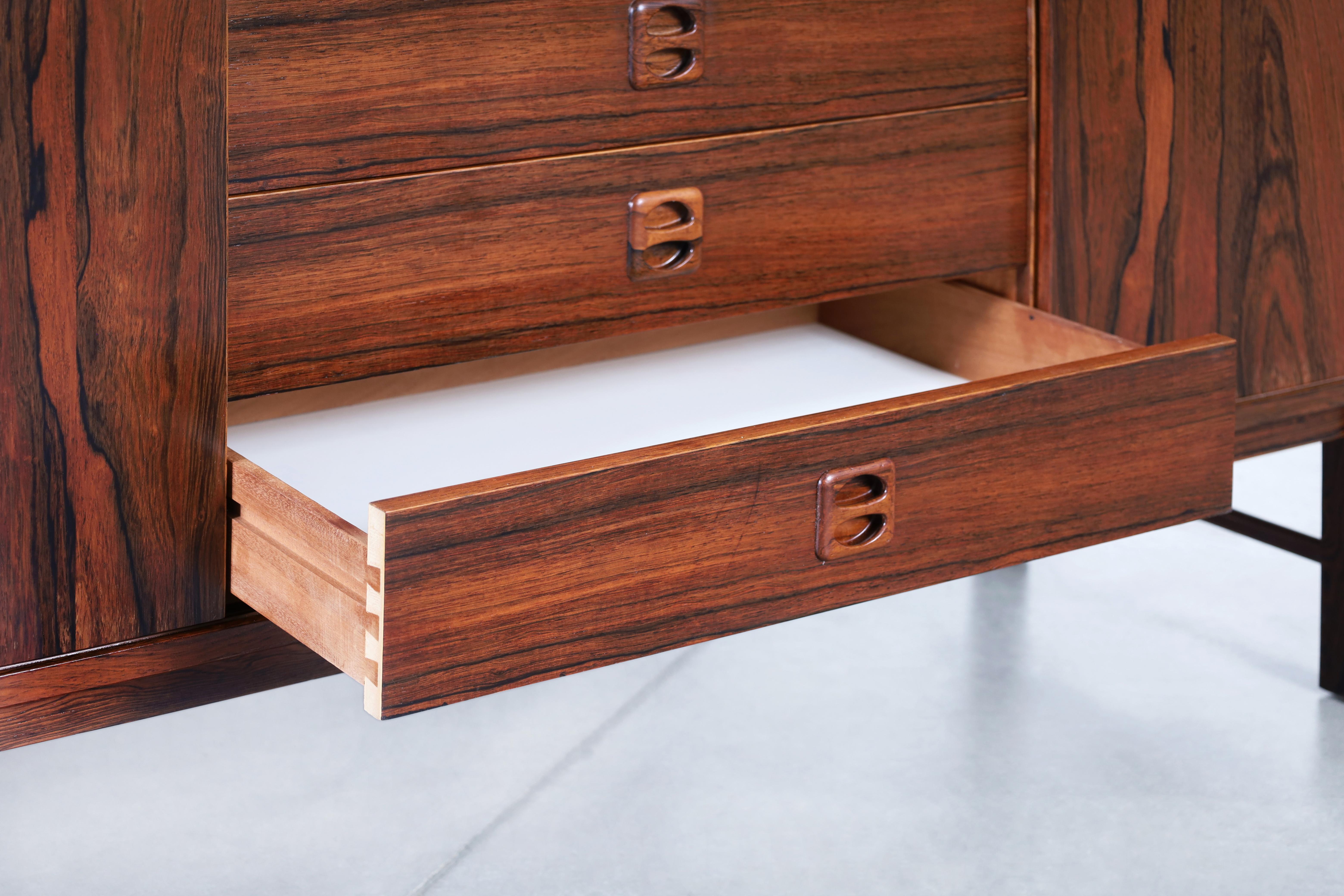 Enfilade Ladoga en bois de rose du milieu du siècle dernier par Erik Wortz Bon état - En vente à North Hollywood, CA