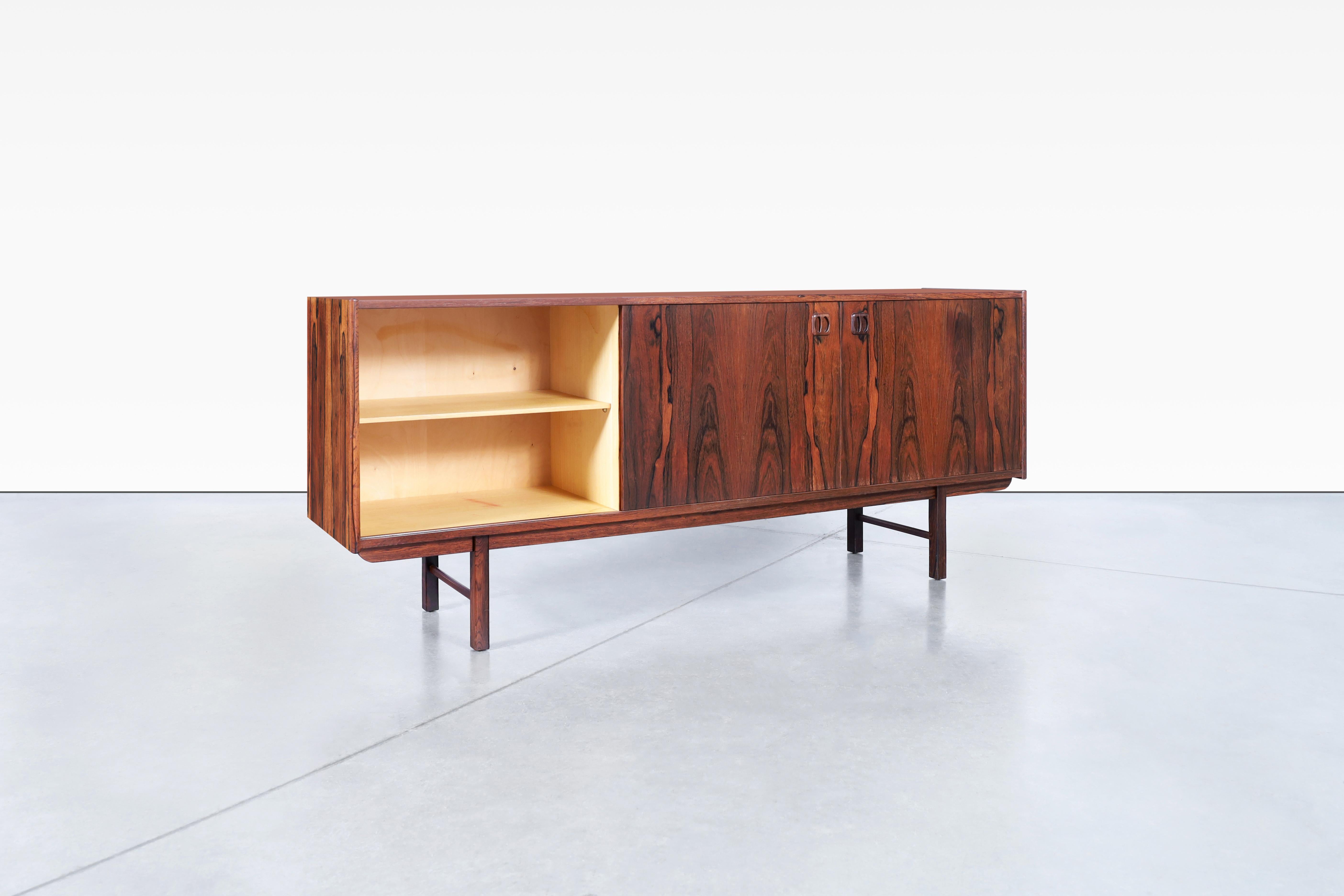 Milieu du XXe siècle Enfilade Ladoga en bois de rose du milieu du siècle dernier par Erik Wortz en vente