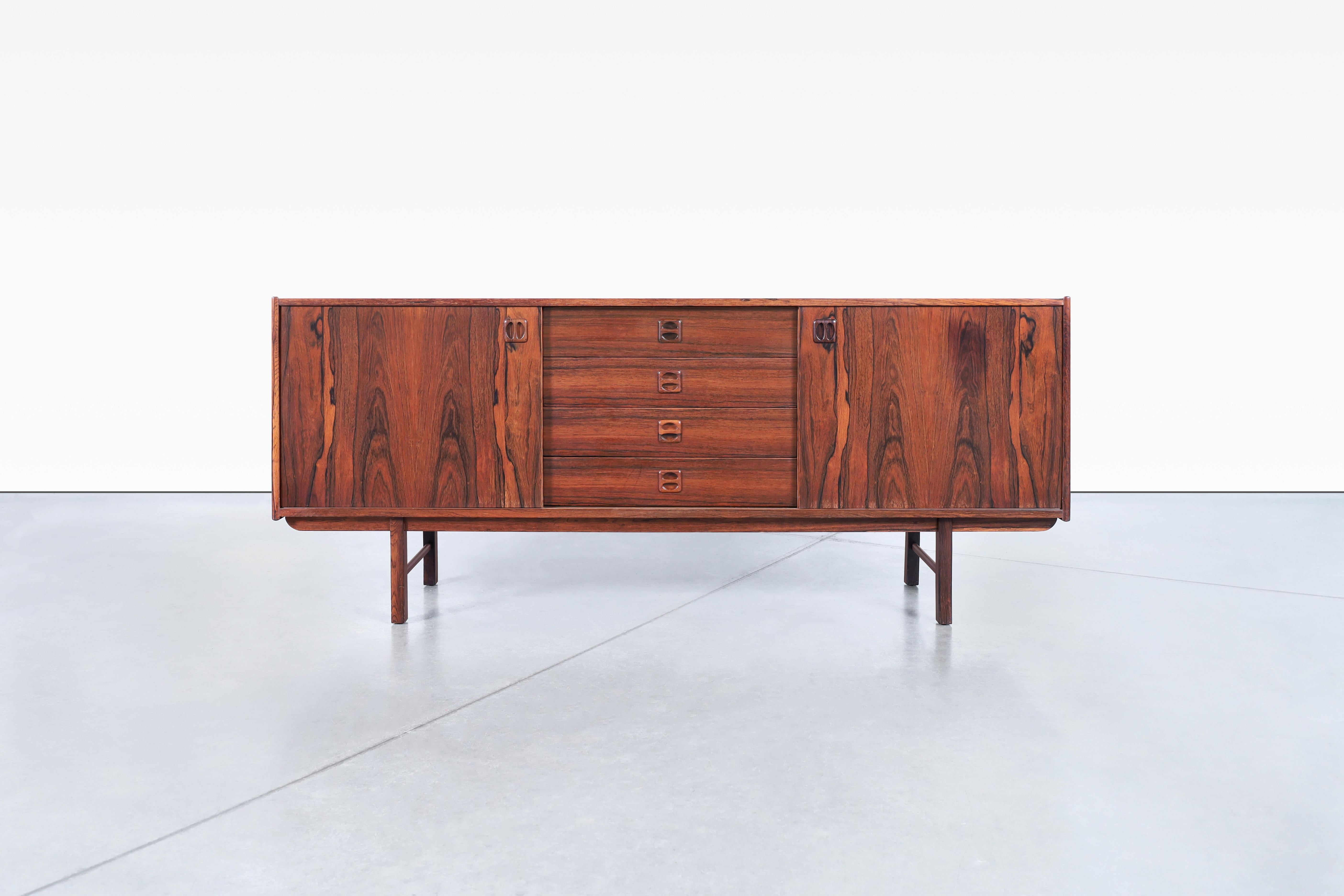 Enfilade Ladoga en bois de rose du milieu du siècle dernier par Erik Wortz en vente 2
