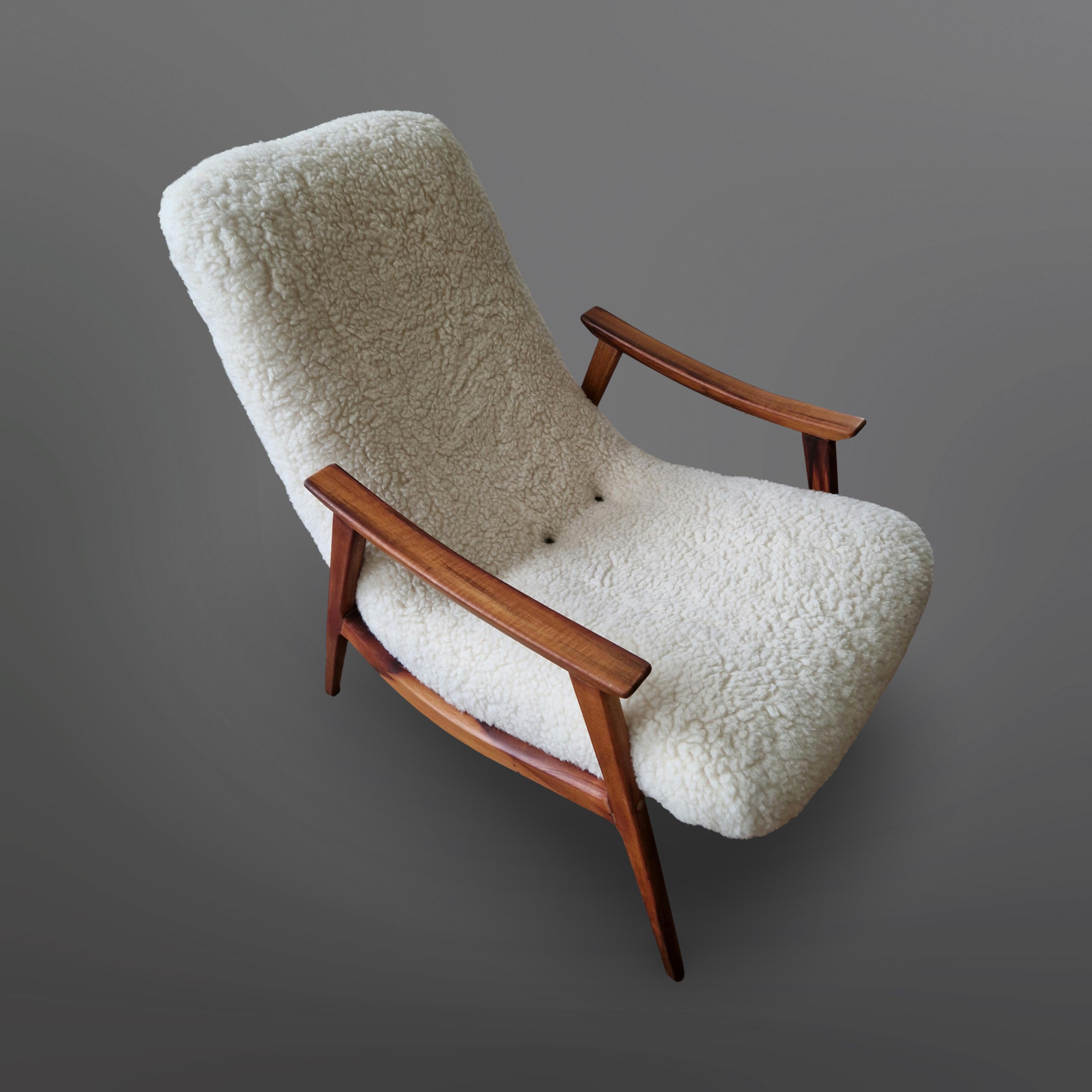 Chaise longue moderne du milieu du siècle entièrement restaurée. Fabriqué par Gelli industry de móveis dans les années 1950.
Le cadre est en bois de rose à la couleur riche et profonde et au grain magnifique. L'assise d'une seule pièce suit les