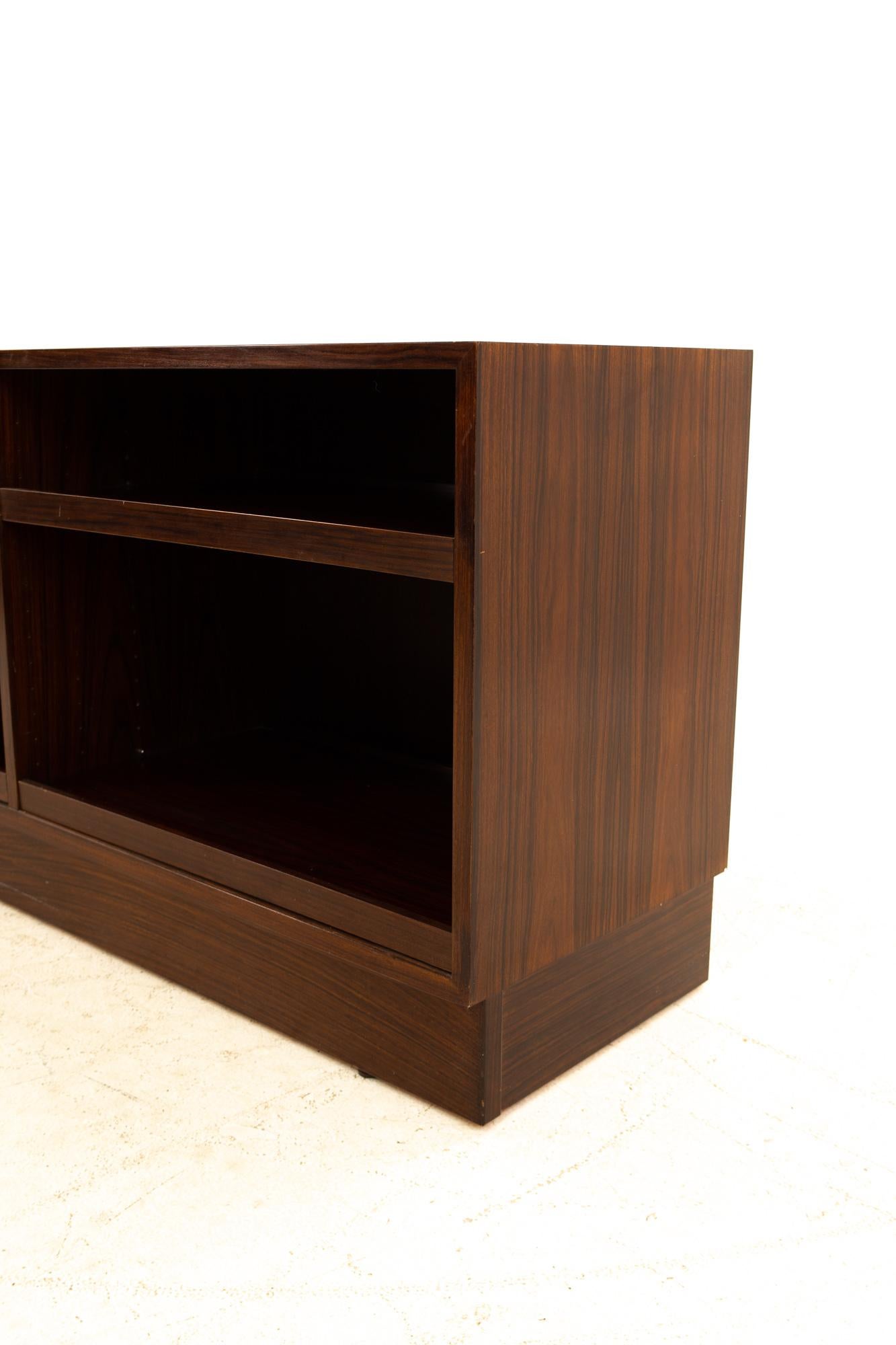 Mid Century Rosewood Media Cabinet Credenza In Good Condition In Countryside, IL