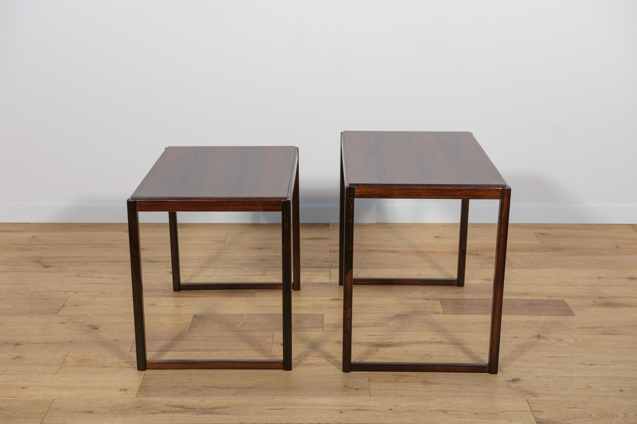 Ensemble de deux tables basses en bois de rose fabriquées dans les années 1970 en Suède. Les tables ont des formes géométriques intéressantes. L'ensemble a été entièrement rénové, le bois a été nettoyé de l'ancienne surface, peint avec une teinture