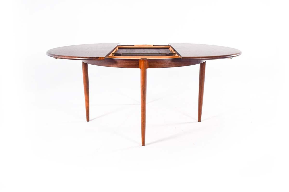 This different Model 15 dining table designed by Niels Moller, and manufactured in Denmark by J.L. Møller Mobelfabrik in 1960 is truly a work of art. Round dining table with size for four people, but can easily accommodate six. Be enlarged by