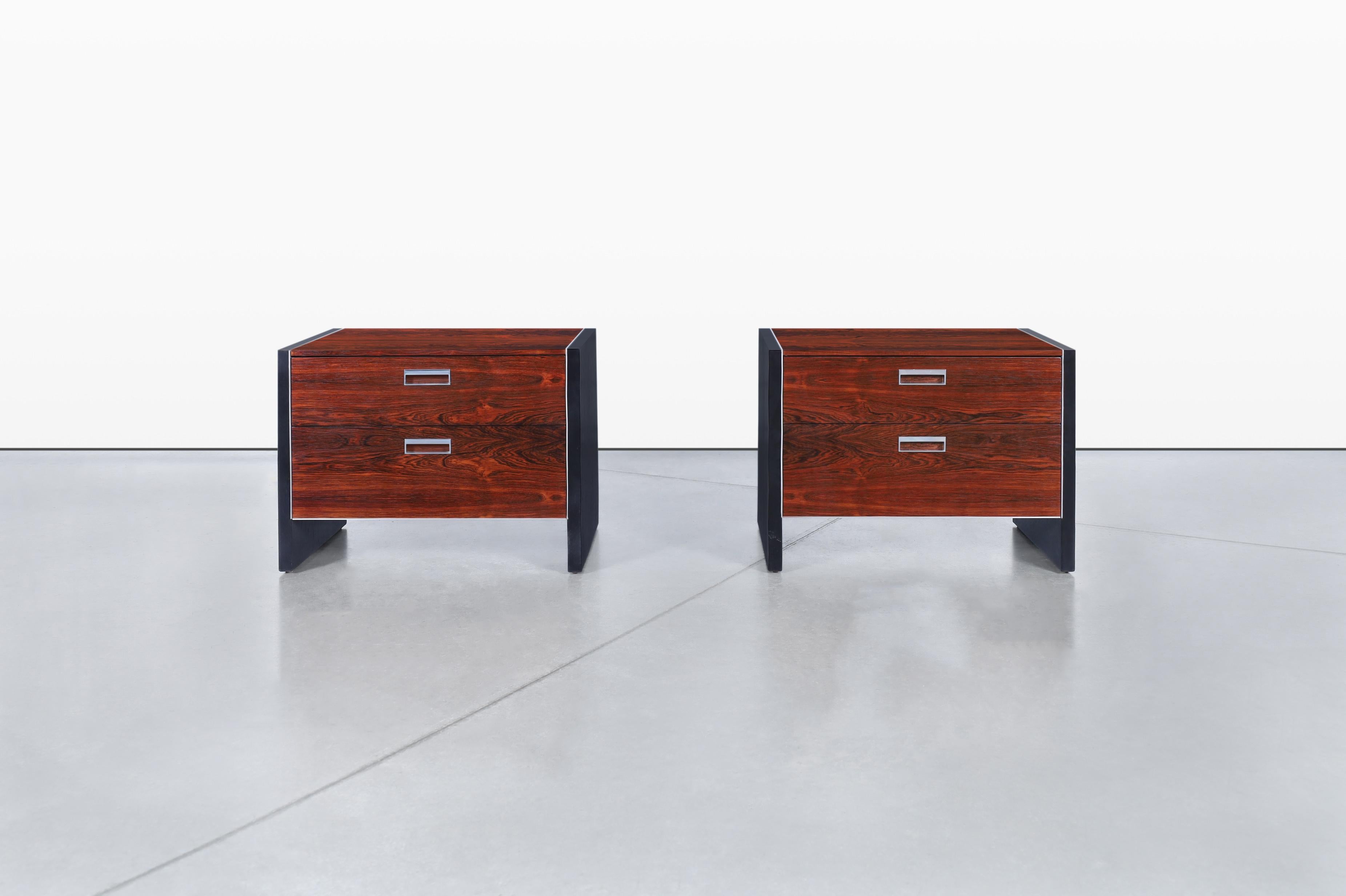 Ces tables de nuit en bois de rose du milieu du siècle sont un véritable témoignage d'un design et d'un savoir-faire intemporels. Conçue par Robert Baron pour Glenn of California dans les années 1960, chaque table de nuit met en valeur la beauté