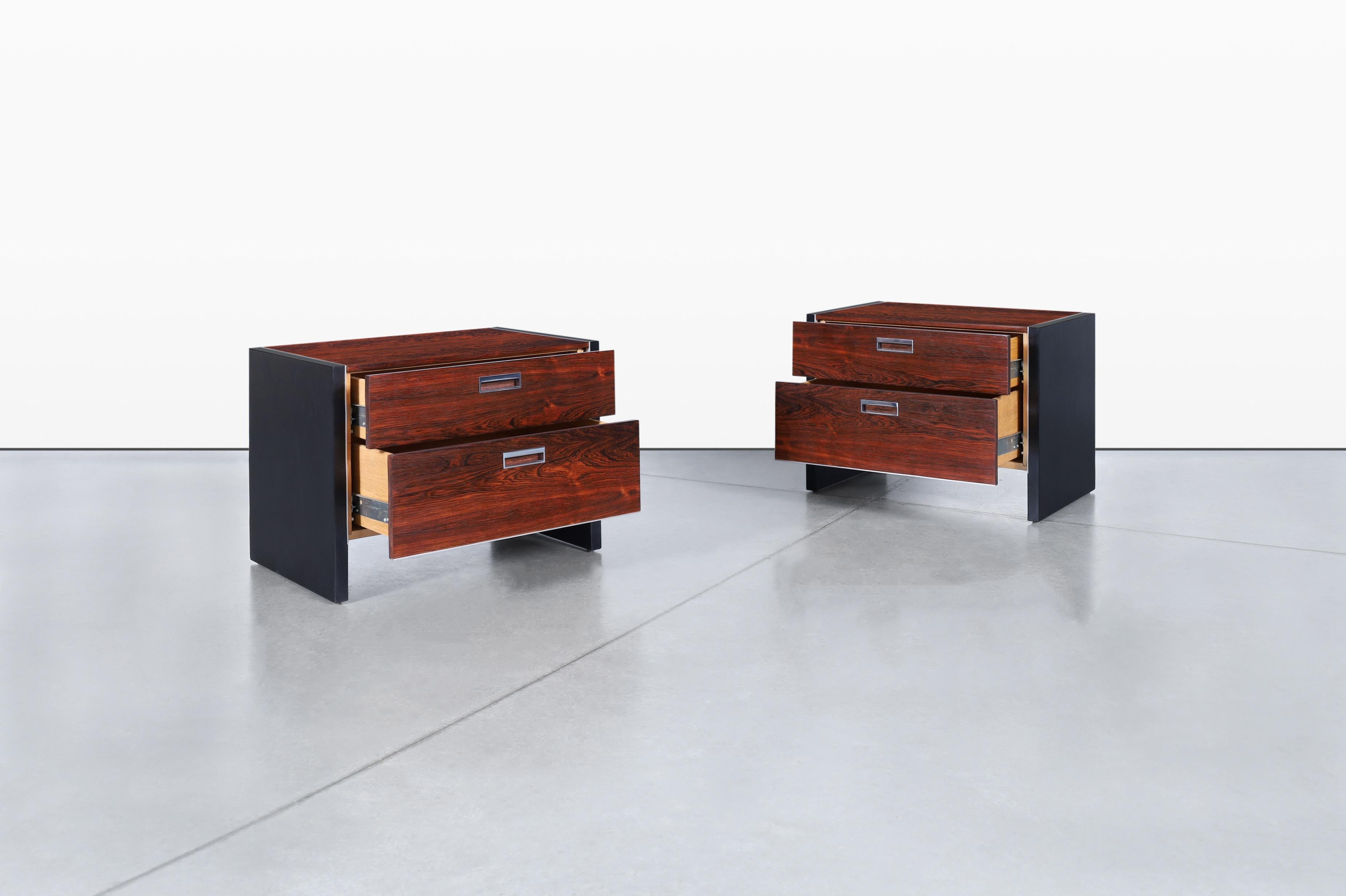 Américain Tables de nuit en bois de rose du milieu du siècle dernier par Robert Baron pour Glenn of California en vente