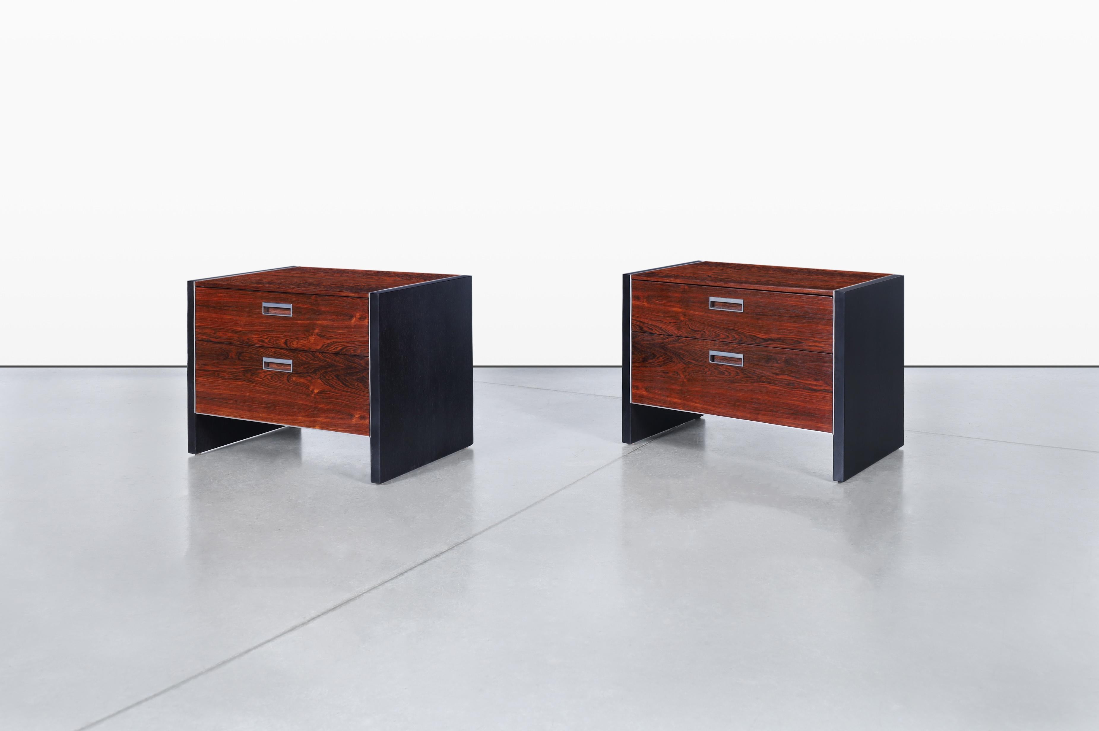 Tables de nuit en bois de rose du milieu du siècle dernier par Robert Baron pour Glenn of California Excellent état - En vente à North Hollywood, CA