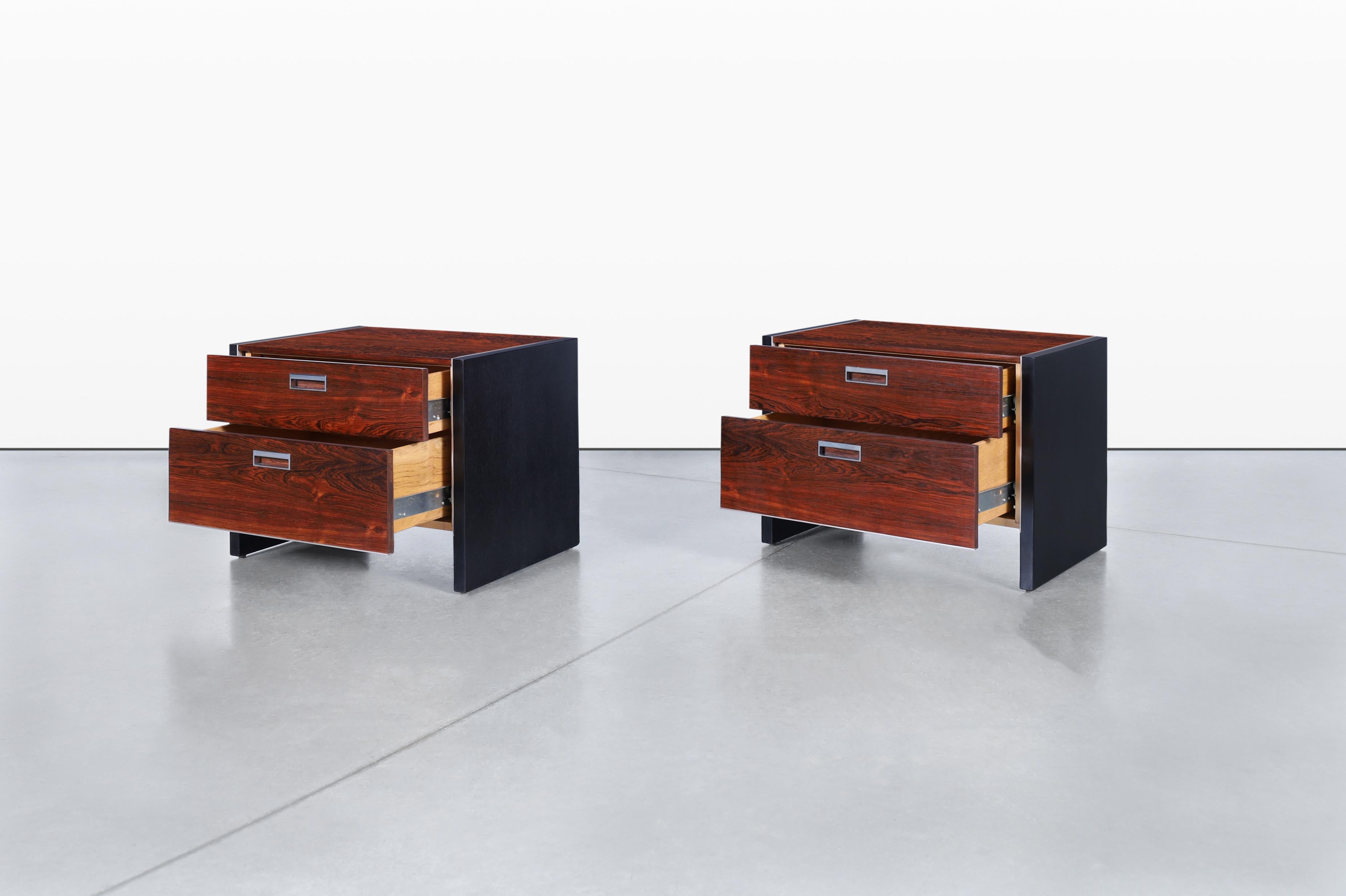 Milieu du XXe siècle Tables de nuit en bois de rose du milieu du siècle dernier par Robert Baron pour Glenn of California en vente