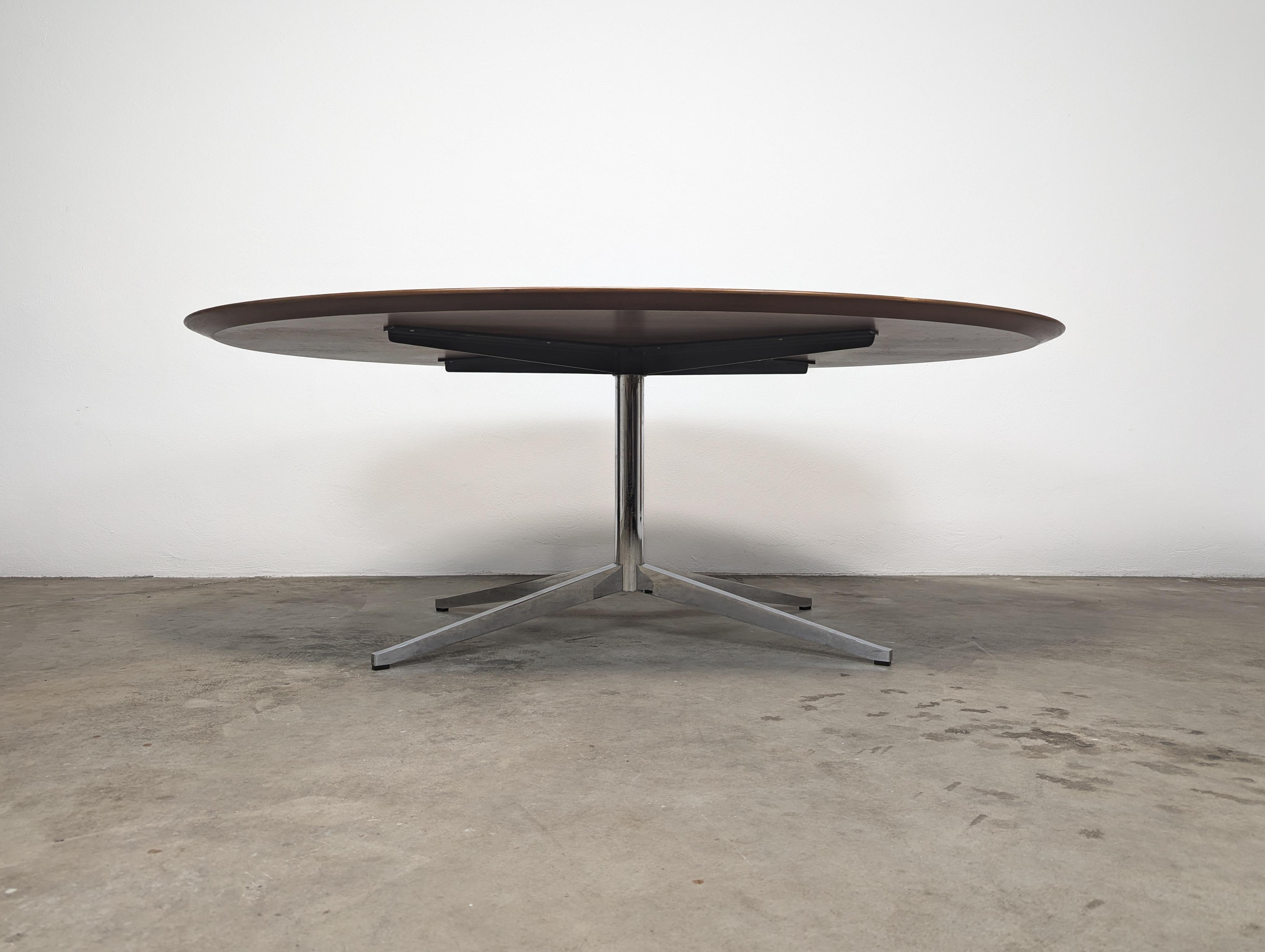 Wir präsentieren einen atemberaubenden ovalen Esstisch aus der Mitte des Jahrhunderts, der von der legendären Florence Knoll für Knoll entworfen wurde und auf die 1960er Jahre zurückgeht. Dieses exquisite Stück weist ein wahnsinniges Maserungsmuster