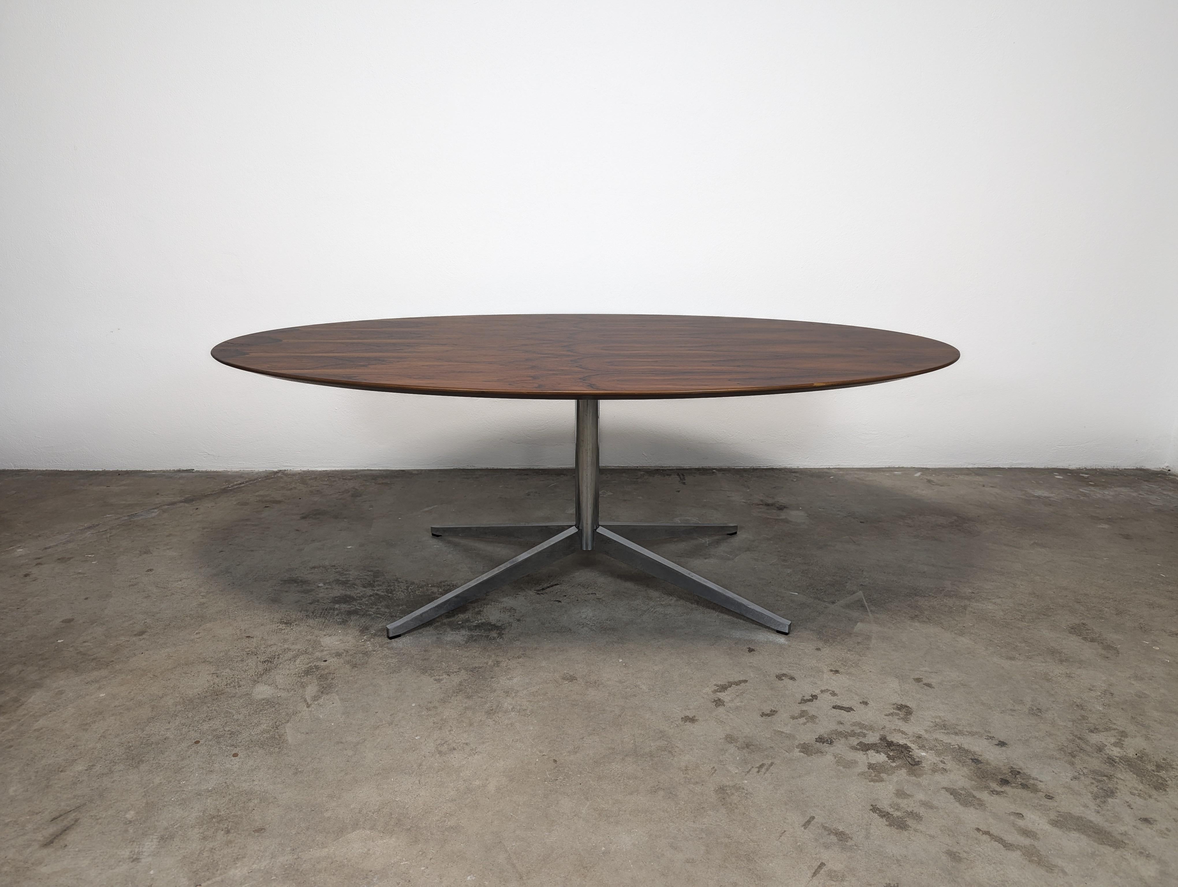 Ovaler Ess-/Konferenztisch aus Rosenholz von Florence Knoll aus der Mitte des Jahrhunderts, ca. 1960er Jahre (Moderne der Mitte des Jahrhunderts) im Angebot