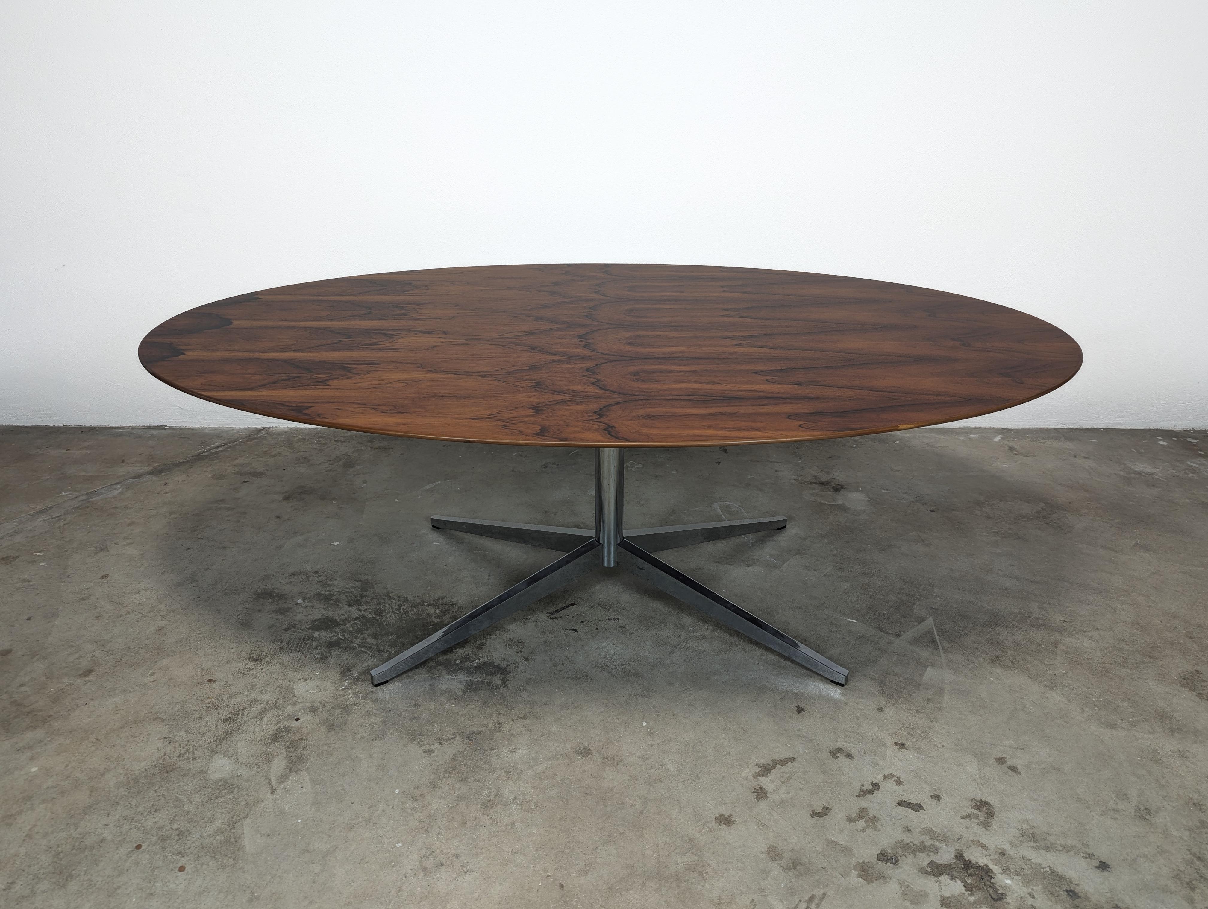 Ovaler Ess-/Konferenztisch aus Rosenholz von Florence Knoll aus der Mitte des Jahrhunderts, ca. 1960er Jahre (amerikanisch) im Angebot