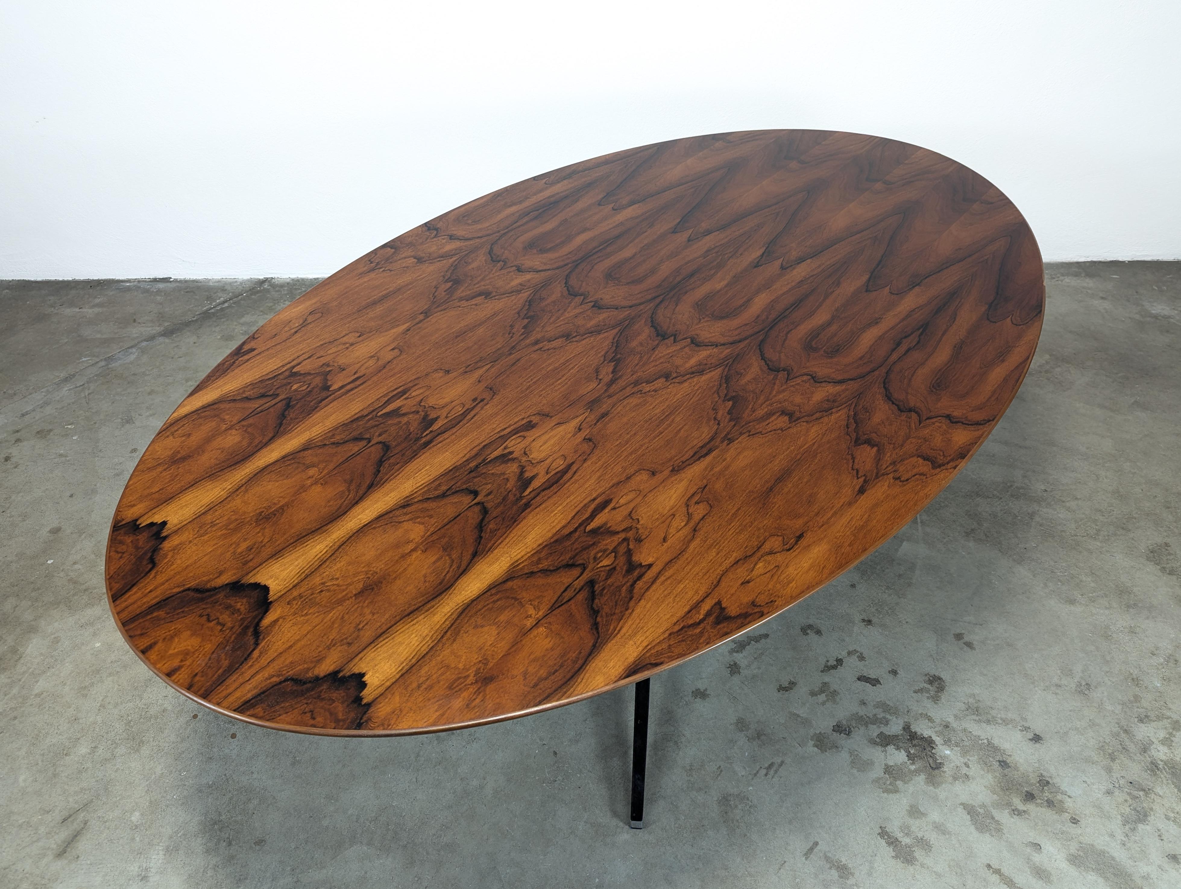 Ovaler Ess-/Konferenztisch aus Rosenholz von Florence Knoll aus der Mitte des Jahrhunderts, ca. 1960er Jahre im Angebot 1