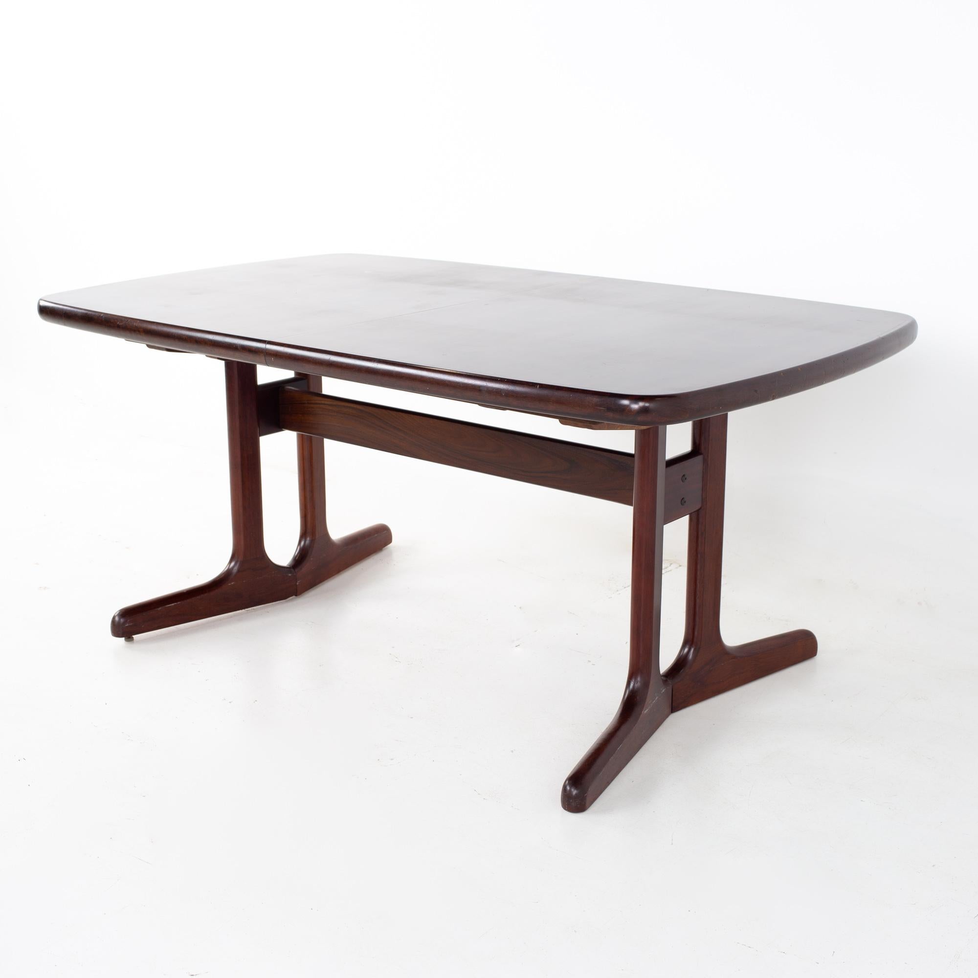 Ovaler Esstisch aus Palisanderholz aus der Mitte des Jahrhunderts
Tisch Maße: 65 breit x 39,25 tief x 28,75 Zoll hoch

Alle Möbelstücke sind in einem so genannten restaurierten Vintage-Zustand zu haben. Das bedeutet, dass das Stück beim Kauf