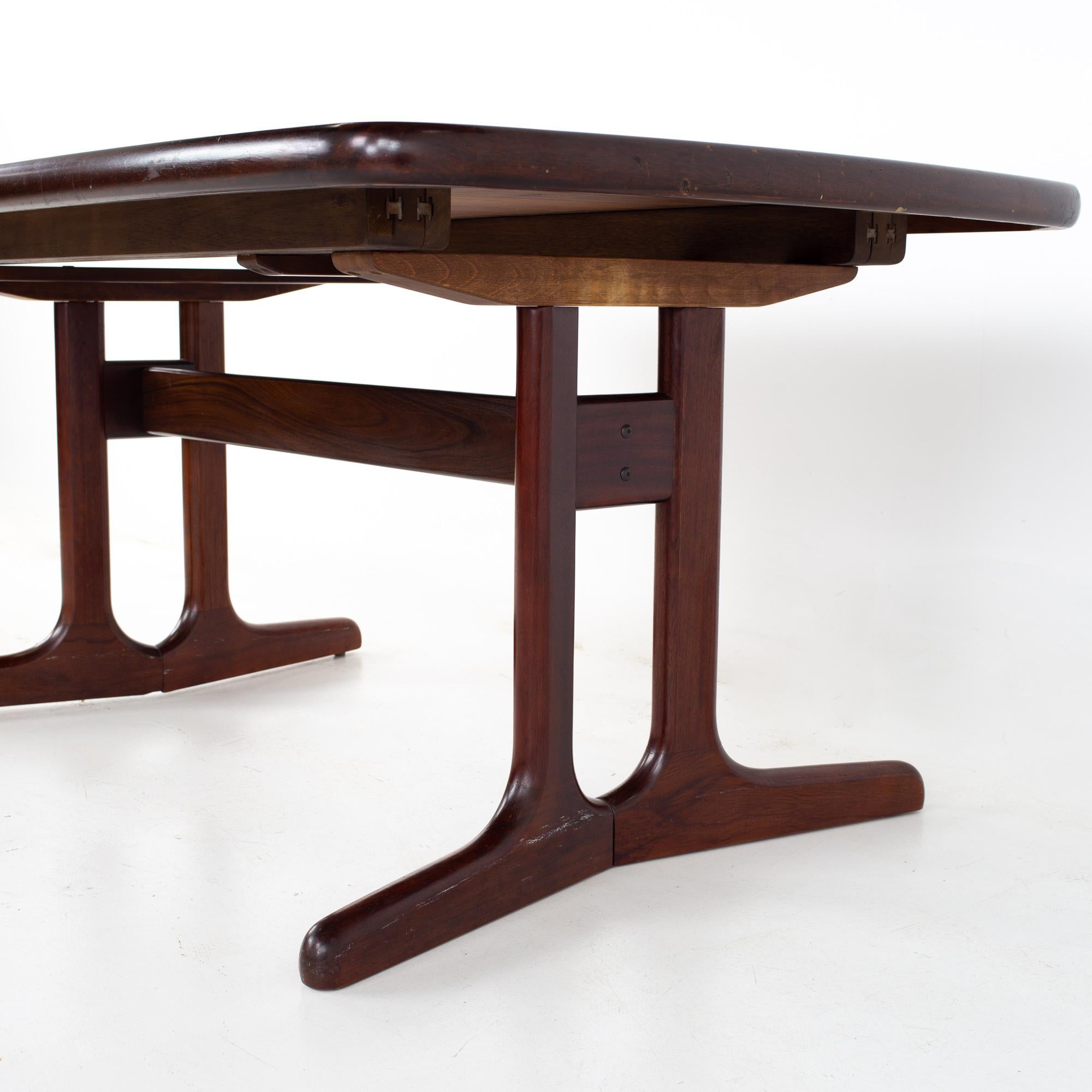 Mid Century Rosewood Oval Dining Table In Good Condition For Sale In Countryside, IL