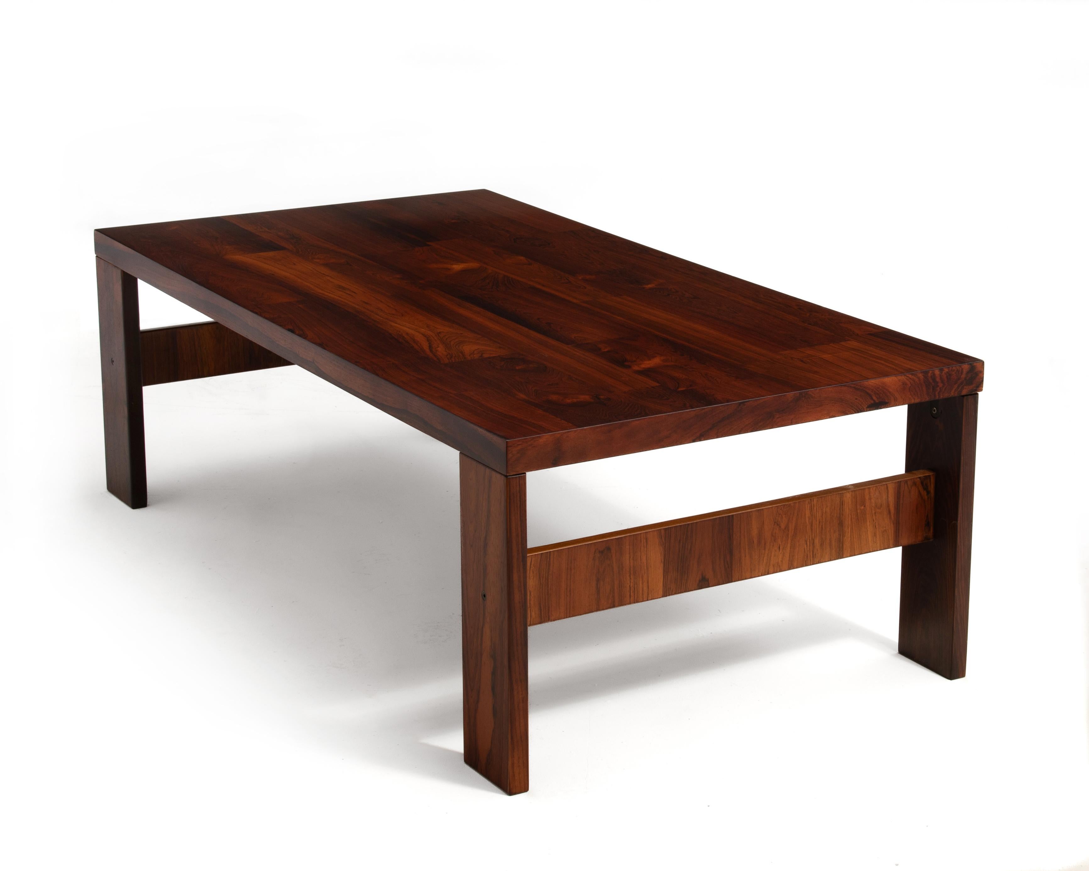 Tavolino scandinavo in palissandro degli anni '70 di Poul Cadovius. Gambe a blocco robuste con un piano spesso.