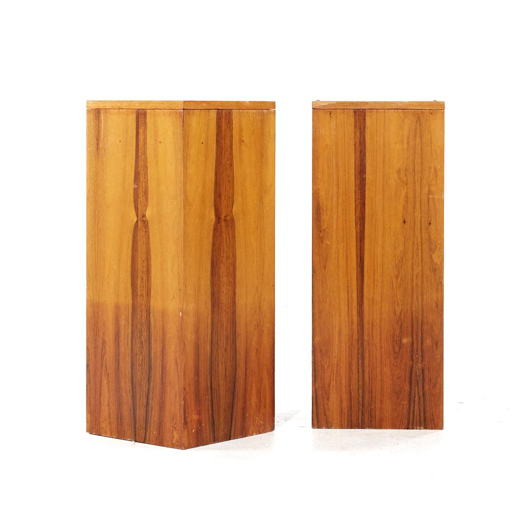 Mid Century Rosewood Pedestal - Paar

Jeder Sockel misst: 11,75 breit x 11,75 tief x 29 Zoll hoch

Alle Möbelstücke sind in einem so genannten restaurierten Vintage-Zustand zu haben. Das bedeutet, dass das Stück beim Kauf restauriert wird, so dass